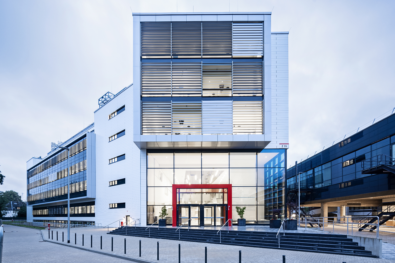 Das Inspiration Center Düsseldorf (ICD) ist das Innovationszentrum von Henkel, in dem Experten mit Kunden aus 800 Branchen zusammenarbeiten, um gemeinsam innovative Lösungen zu entwickeln. Mit modernen Labors und Technologieplattformen fördert das ICD nachhaltige und maßgeschneiderte Innovationen. Copyright: Henkel
