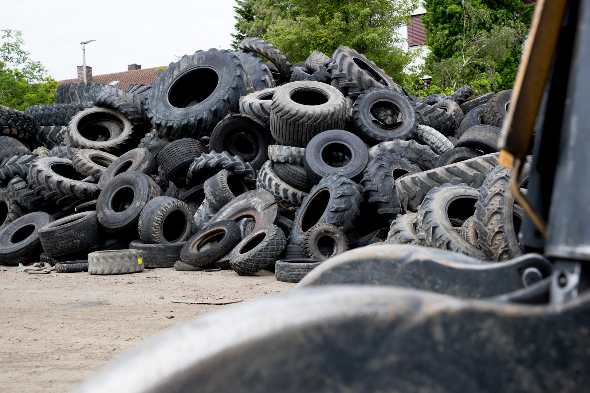 Ausgediente Landwirtschaftsreifen müssen über zertifizierte Entsorgungsfachbetriebe verwertet werden, um Umwelt- und Ressourcenschutz sicherzustellen. Copyright: Initiative ZARE