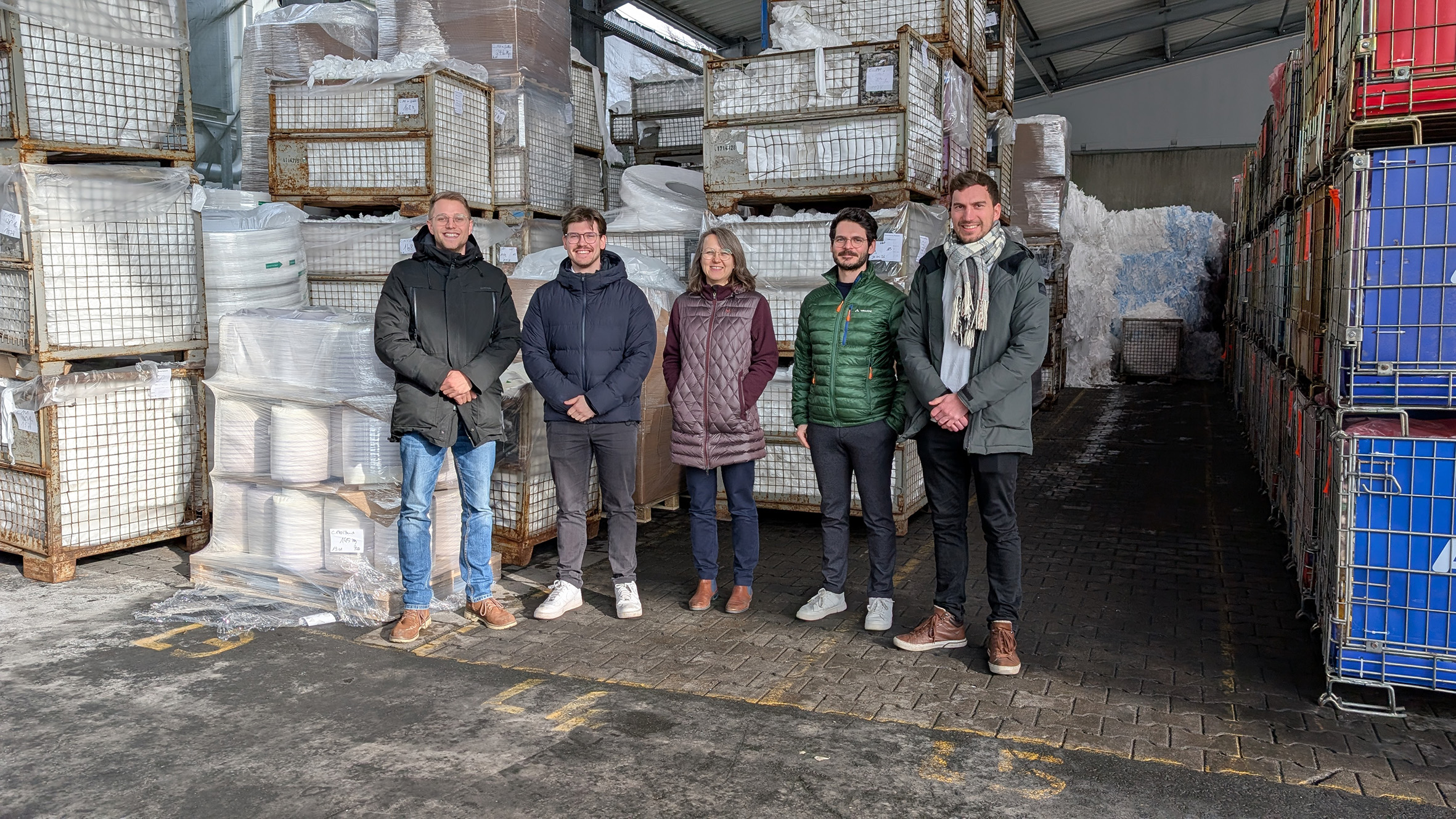 Ausflug des Projektkonsortiums zur Firma R.Plast (von links): Tobias Göbel (Scientist Compoundieren und Extrudieren, SKZ), Tobias Heinrich (Customer Success and Implementation Manager, LabV), Dr. Marieluise Lang, Dr. Lars Helmlinger (beide R&D) und Christian Schürger (Entwicklungsingenieur Werkstofftechnik, Brose SE). Copyright: SKZ
