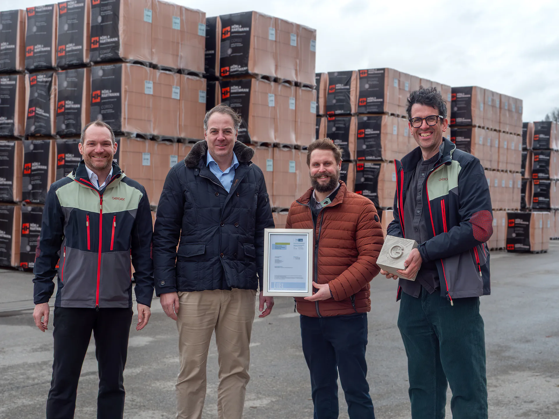(v. l.): Simeon Fahrner (Vertrieb Keramik und Projekte Infrastruktur bei der Geiger Gruppe), Michael Hörl (Geschäftsleitung Hörl & Hartmann), Stephan Geiger (Gesellschafter der Geiger Gruppe) und Felix von Aulock (Leiter Forschung und Produktentwicklung bei der Geiger Gruppe) Copyright: Birgit Baumgart