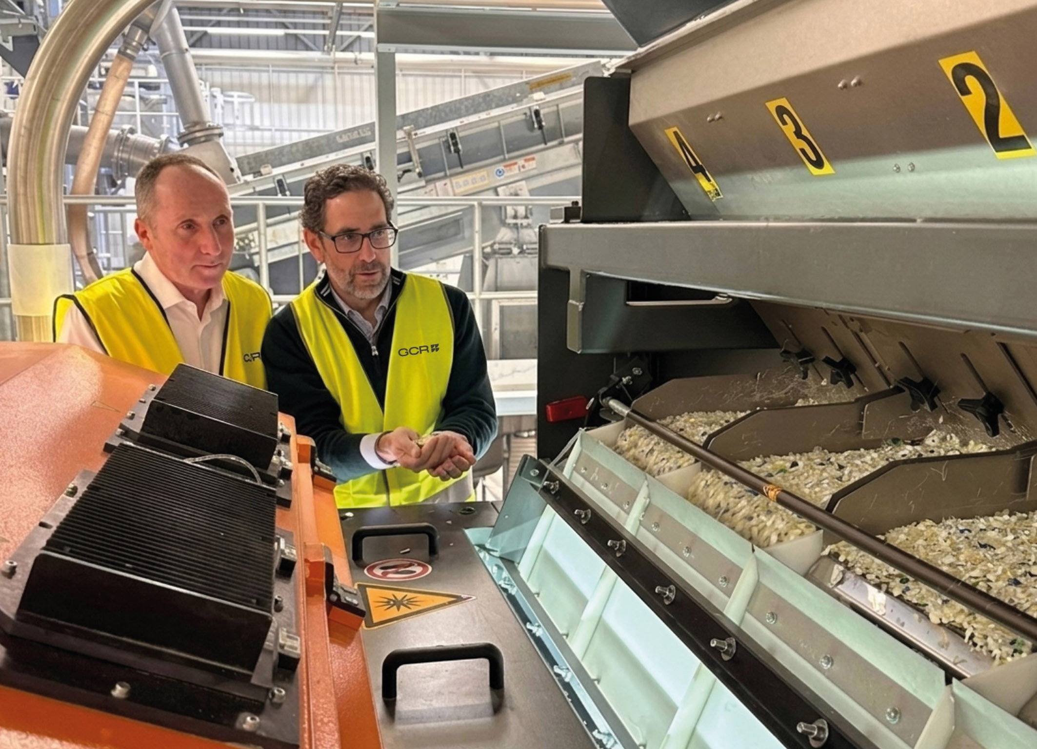 Markus Dambeck, links, Vorsitzender der Geschäftsführung der RIGK GmbH, und Santiago Sans, Industrial and Innovation Director bei GCR, während der Tests in den GCR-Anlagen. Copyright: GCR / RIGK