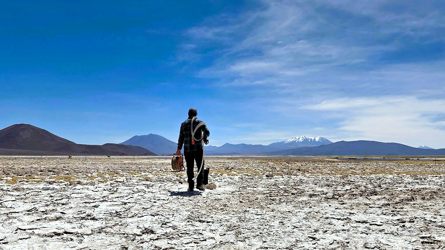 Während einer mehrwöchigen Forschungskampagne in der Atacama-Wüste beproben chilenische und deutsche Geologinnen und Geologen vulkanisch geprägte Reservoirsysteme. Copyright: Valentin Goldberg, KIT