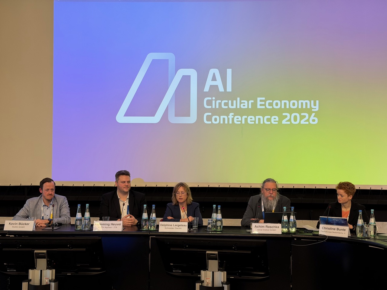 Paneldiskussion auf der AI Circular Economy Conference 2026 mit Beiträgen aus Industrie und Forschung zu KI-gestützter Produktion und Kreislaufwirtschaft. Copyright: nova-Institut