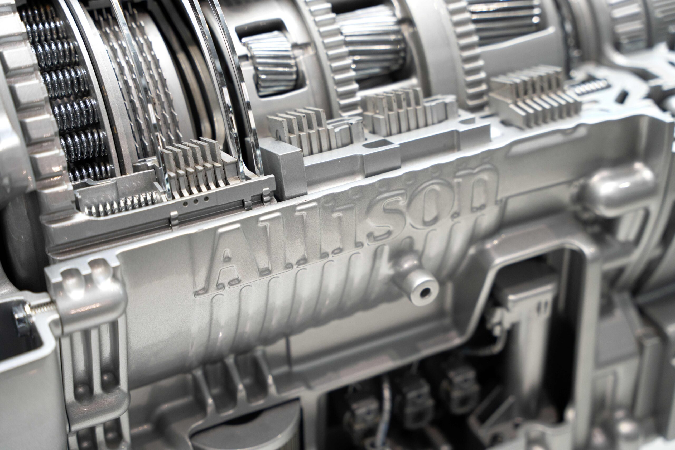 Detail eines Schnittmodels. Funktionen wie Allison FuelSense® 2.0 mit DynActive Shifting und die xFE-Getriebetechnologie optimieren Schaltpunkte und Drehmomentmanagement in Abhängigkeit von Fahrzeuggewicht, Topografie, Beladung und Fahrprofil. Copyright: Allison Transmission