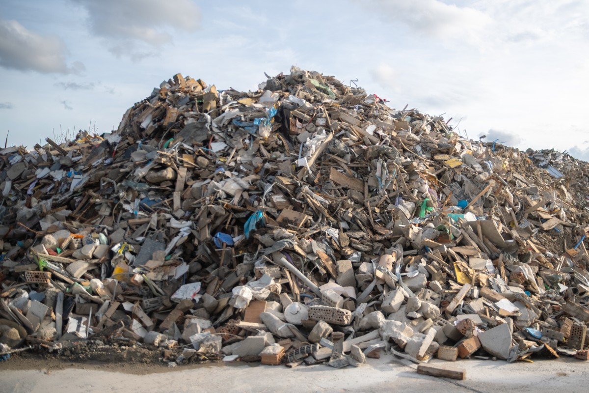 Gemischte Bauabfälle mit Beton, Ziegeln, Holz, Kunststoffen und Isolationen kommen bei SORTAG an und werden sensorbasiert in verwertbare Fraktionen sortiert. Copyright: Steinert GmbH