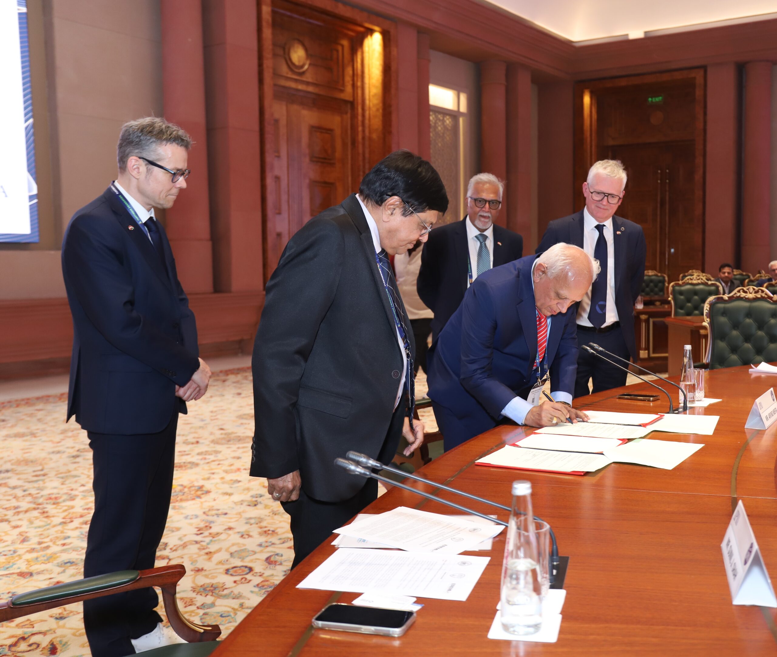 Die Unterzeichnung des Memorandum of Understanding in Mumbai markiert den Start einer gemeinsamen Initiative von Erema und AIPMA zur Förderung von Ausbildung und Kompetenzaufbau im Kunststoffrecycling in Indien. Copyright: AIPMA