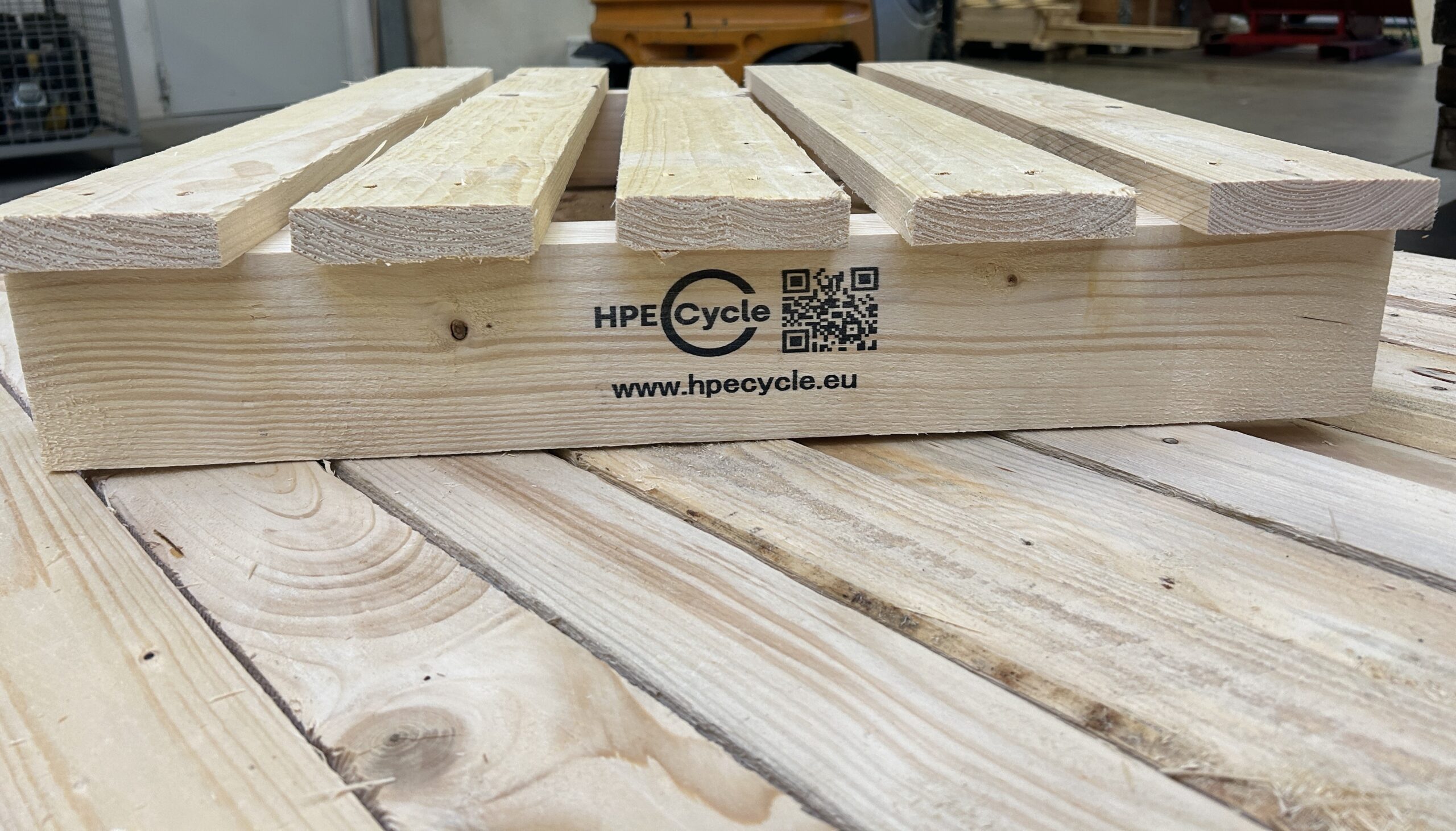 Palette mit HPECycle-Logo und QR-Code zur Nachverfolgung. Copyright: HPE