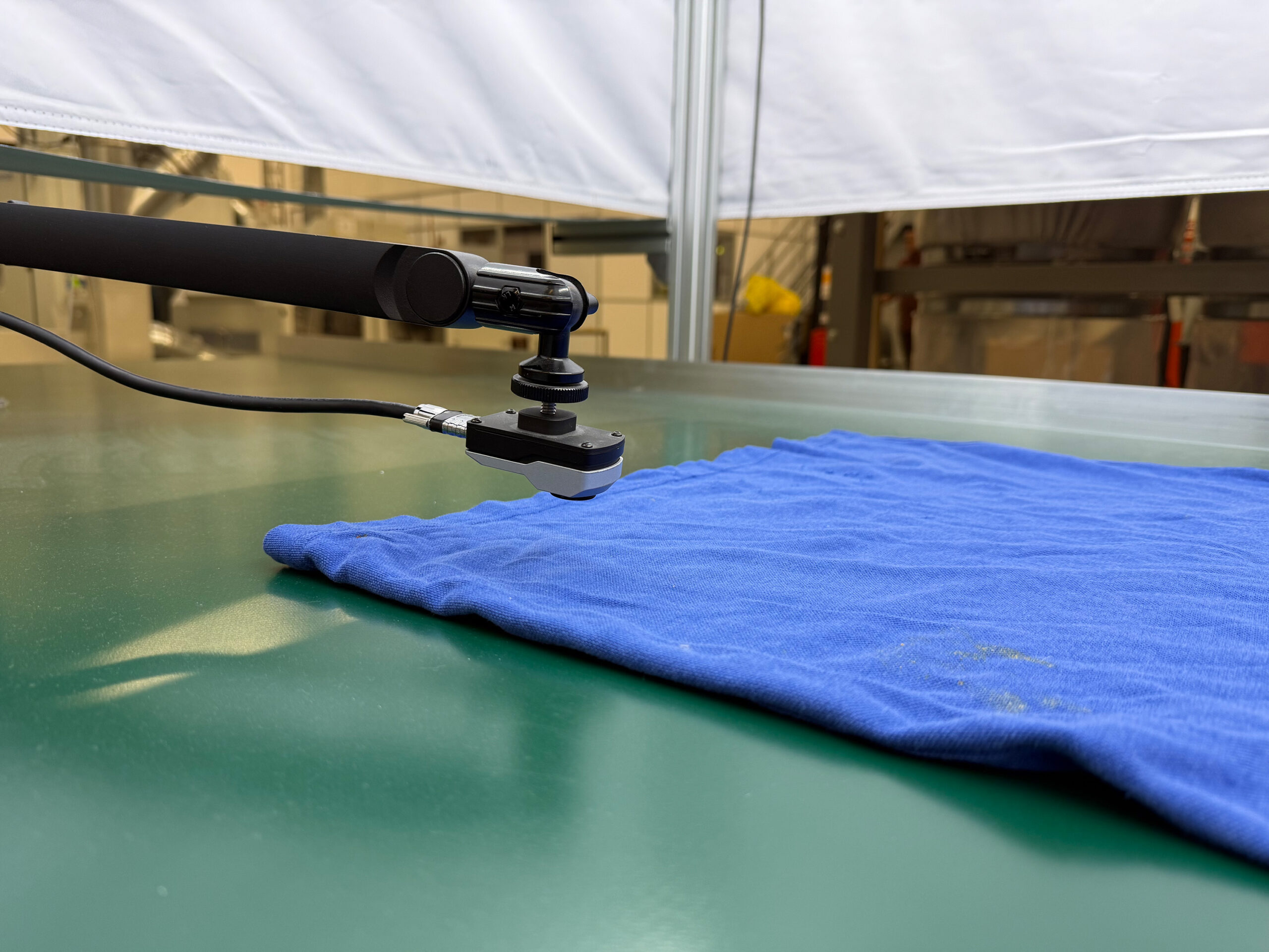 Dank des Digitalzooms, der Auto-Whitebalance und der automatischen Farbkorrektur erfasst die Kamera jedes Detail.  Copyright: Institut für Textiltechnik Augsburg