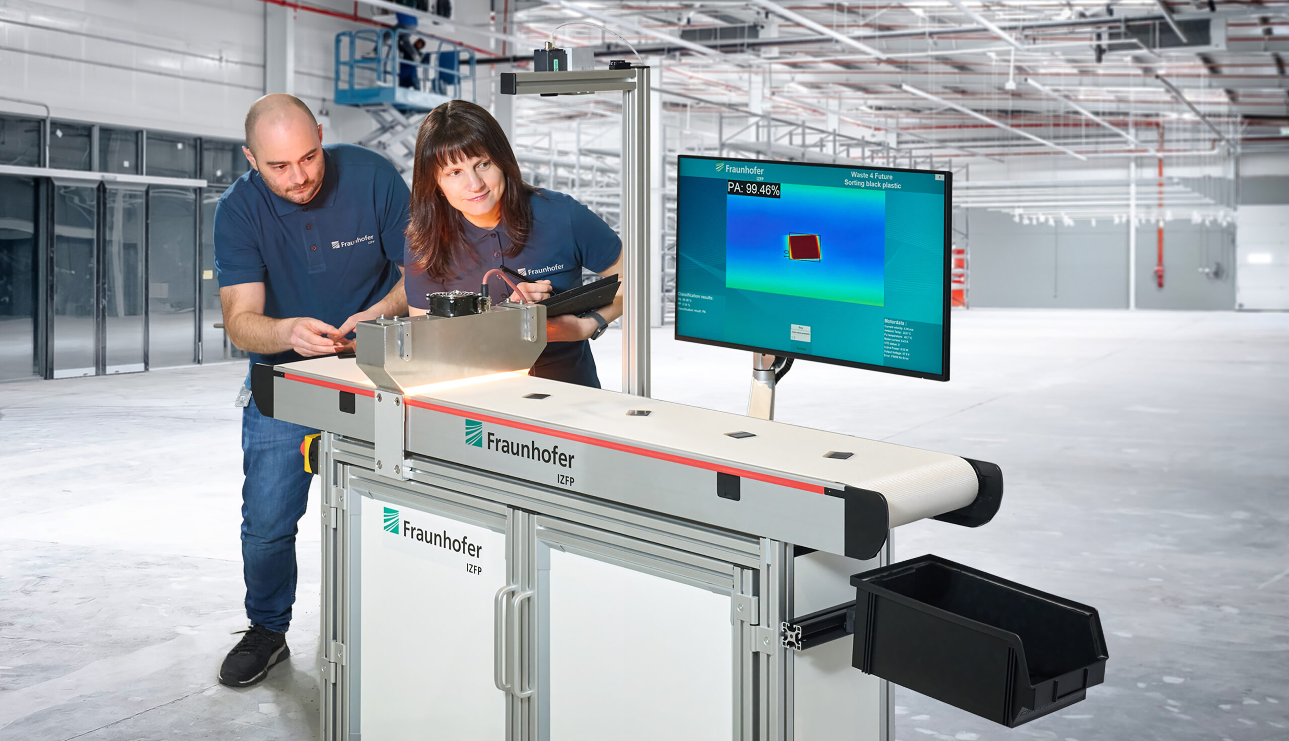 Schwarze Kunststoffe effizient sortiert: Fraunhofer IZFP präsentiert KI-gestützten Thermographie-Sortierdemonstrator auf der SOLIDS & RECYCLING-TECHNIK 2026 in Dortmund. Copyright: Fraunhofer IZFP / Uwe Bellhäuser