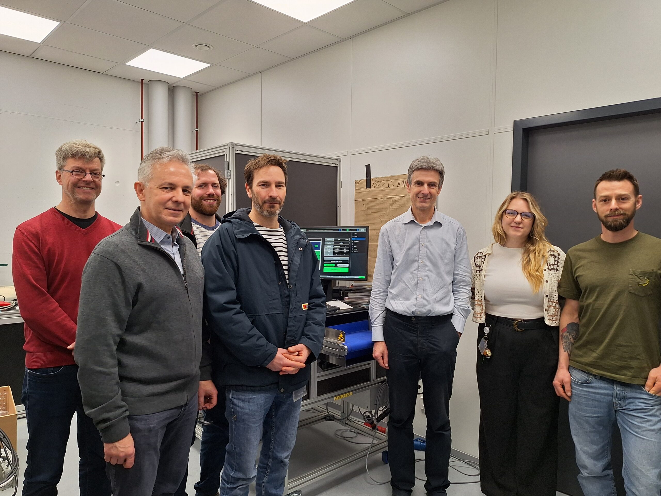Die Verbundpartner Polysecure, SKZ und Südpack beim Kick-off des Projekts AIDA am 12. Februar 2026 in Freiburg (von links): Dr. Daniel Kirchenbauer (Polysecure), Peter Ryzko (Südpack), Julius Ort (SKZ), Dr. Hermann Achenbach (SKZ), Dr. Christof Stohhöfer (Polysecure), Julia Mann (SKZ) und Dominique Rommerskirchen (Polysecure). Copyright: Polysecure GmbH