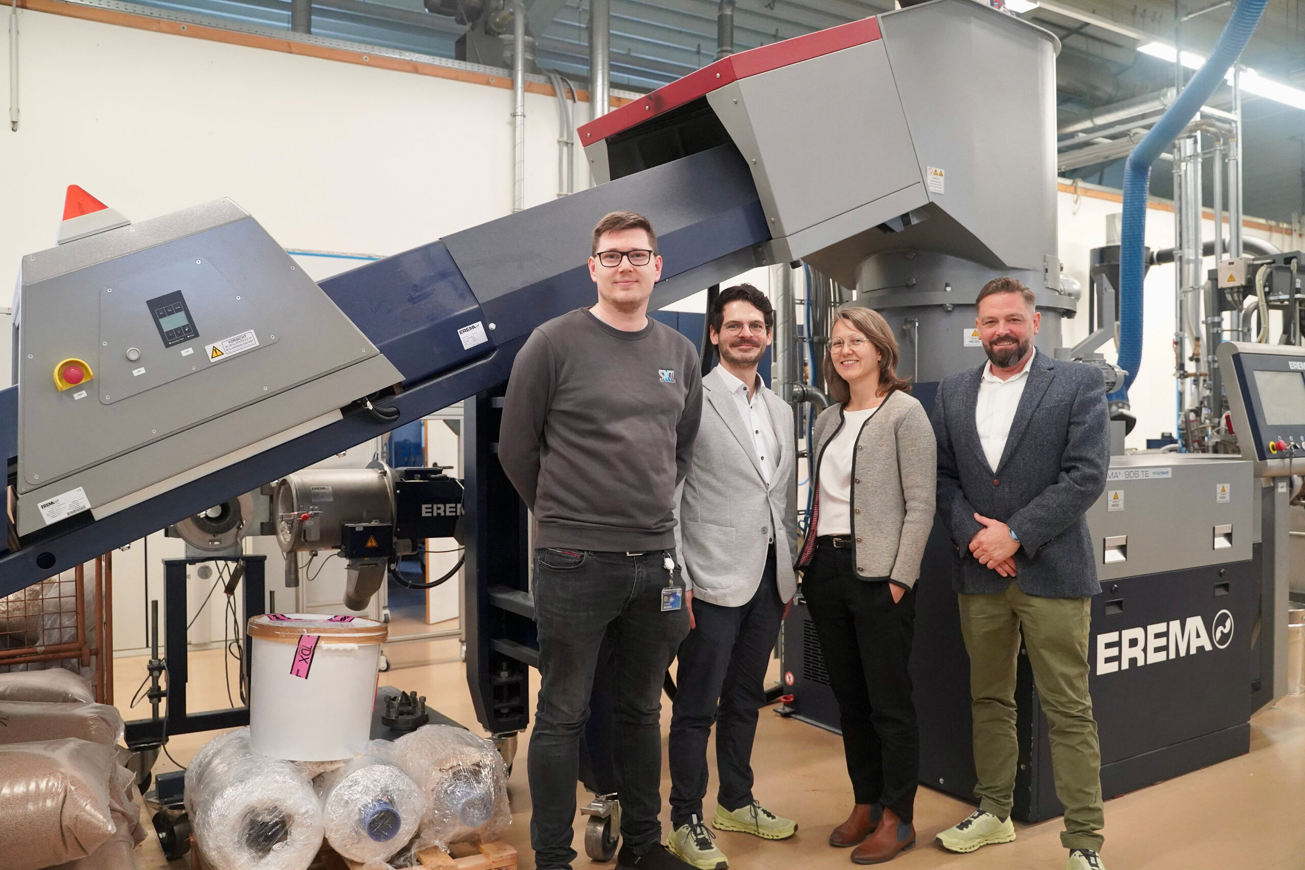 Das LaMa Recycling Projektteam führt am SKZ ein innovatives Forschungsvorhaben zur Entwicklung eines neuartigen Recyclingprozesses im Rahmen des Förderprogramms „EXIST-Forschungstransfer“ (von links): Stefan Zuljevic, Dr. Lars Helmlinger, Dr. Marieluise Lang und Thomas Wolz. Copyright: SKZ