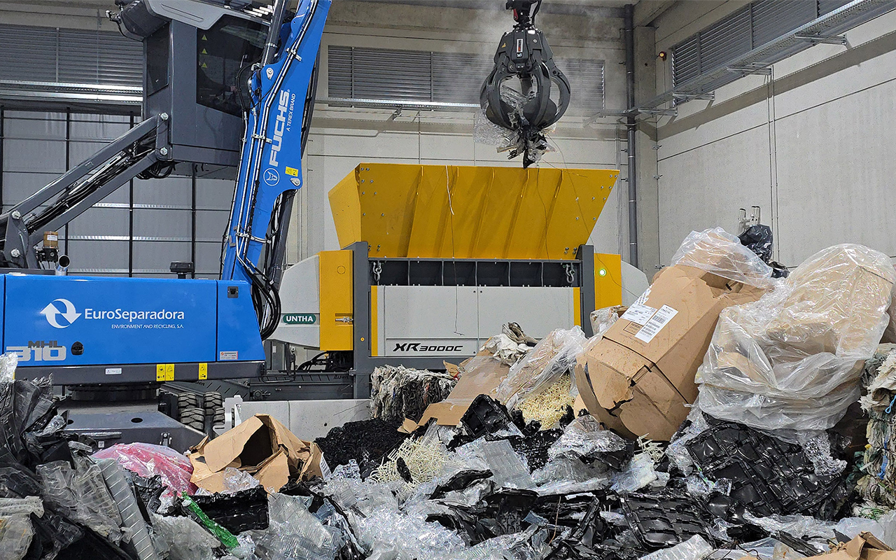 Euro Separadora verarbeitet G&I-Abfall zu EBS mit UNTHA XR3000C. Copyright: Untha Shredding Technology