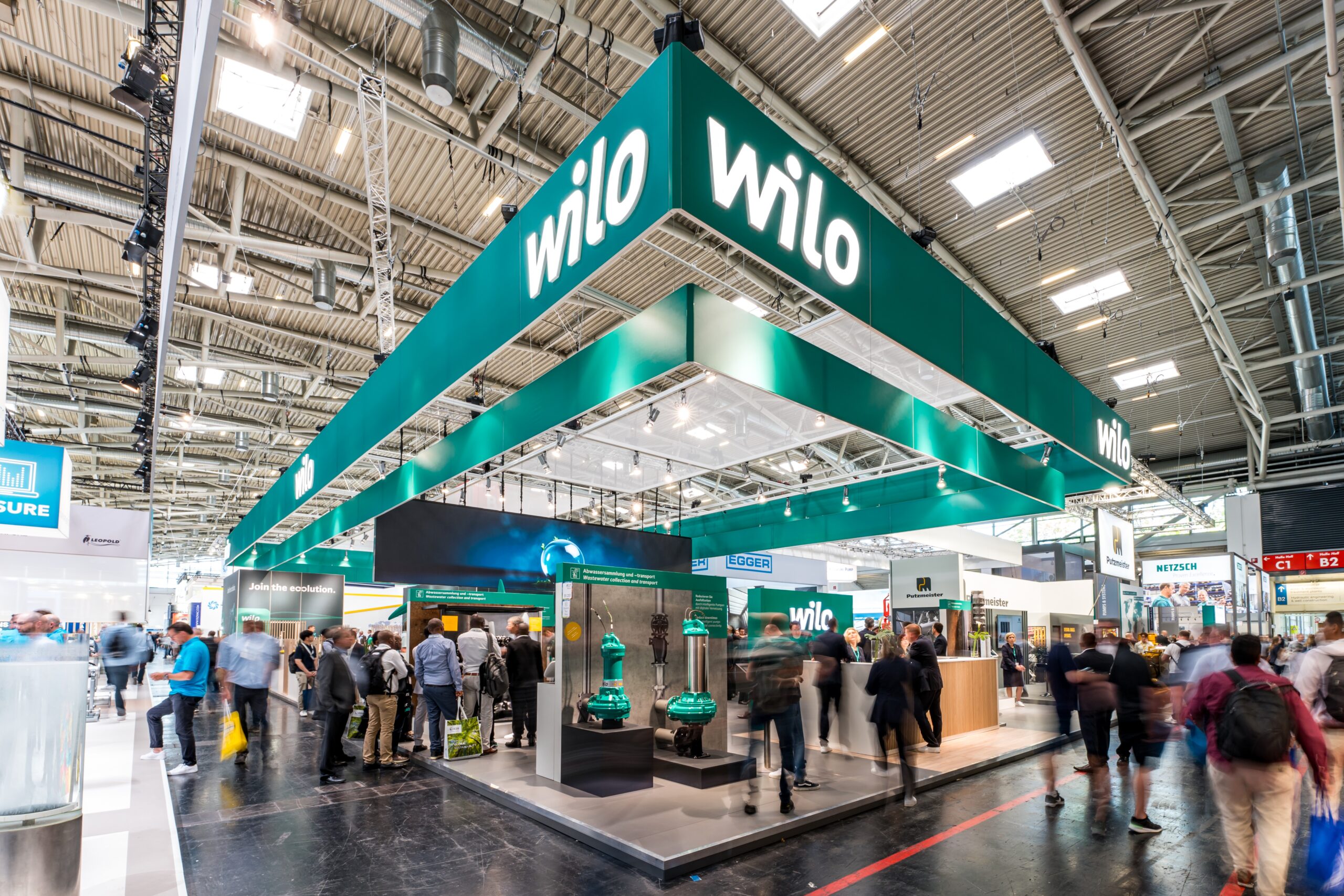 Auf dem Stand 451 in Halle B1 – hier ein Bild aus 2024 – präsentiert Wilo gemeinsam mit seinen Submarken ganzheitliche Lösungen entlang des gesamten Wasserkreislaufs für eine resiliente Wasserinfrastruktur in Europa. Copyright: WILO SE