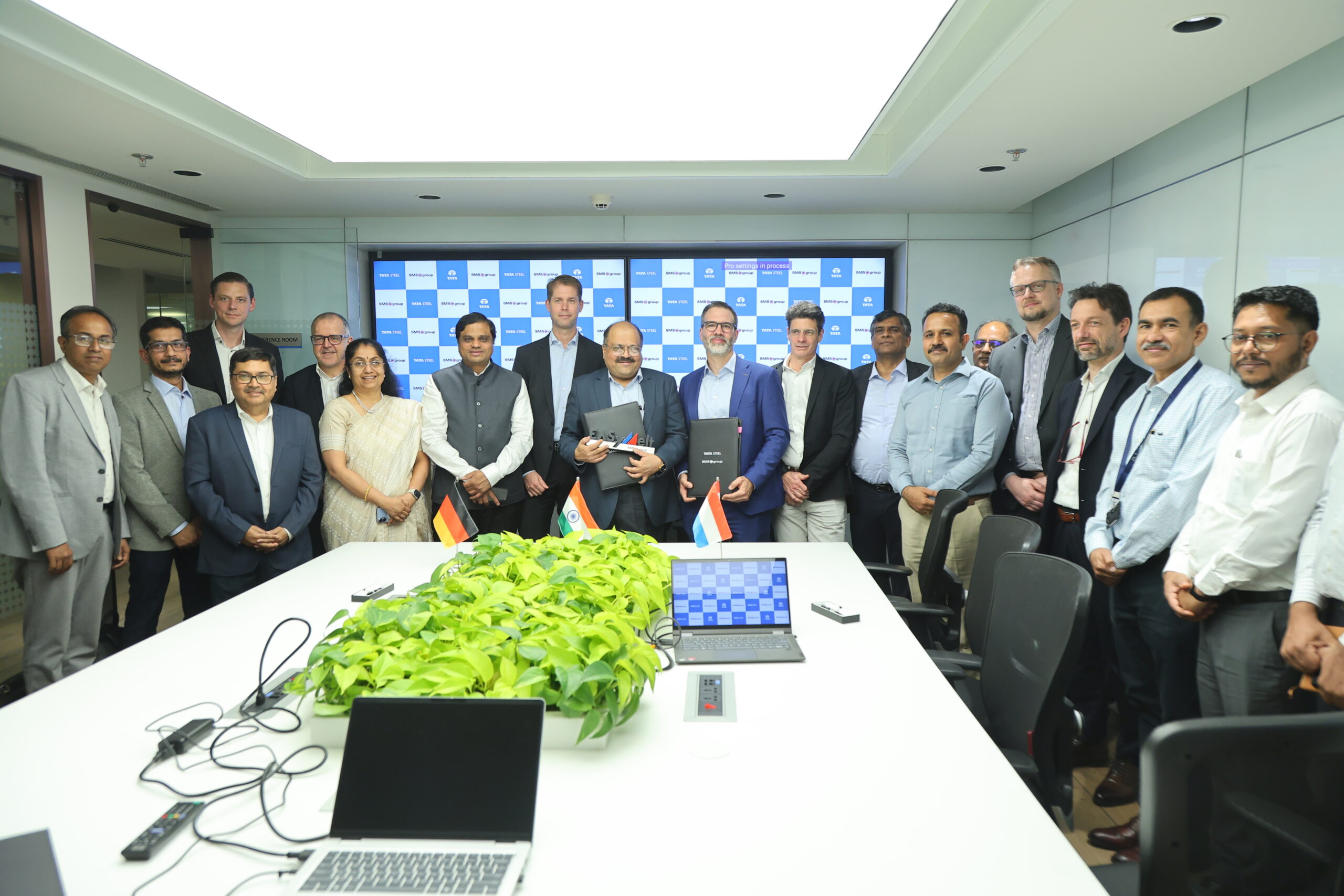 Von links nach rechts: Peter Kinzel, Head of Green Ironmaking SMS group; Jochen Burg, CEO SMS group; Akshay Khullar, VP Engineering & Projects Tata Steel; Paul Tockert, Executive Vice President CoE Metallurgy SMS group; Kanchinadham Parvatheesam, Tata Steel Company Secretary & Chief Legal Officer). Copyright: SMS Group