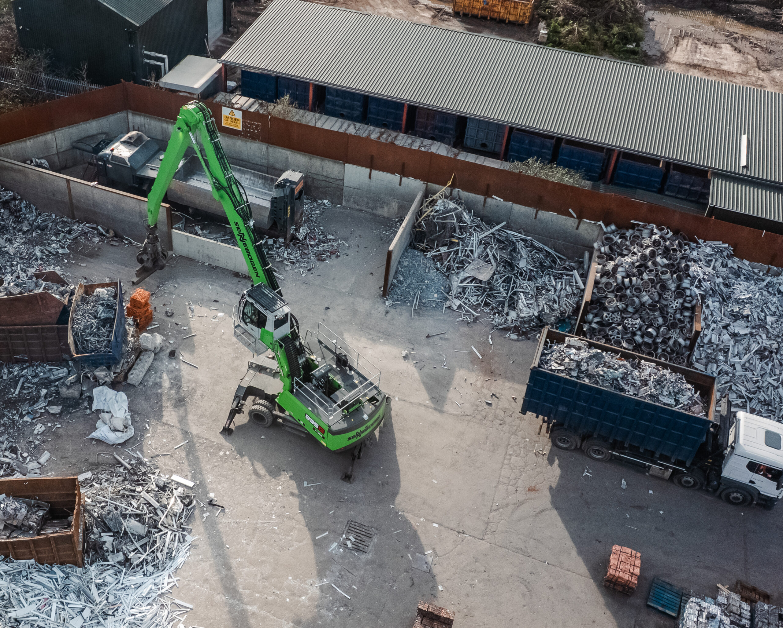 Der Sennebogen 835 G optimiert den Materialumschlag bei Ashvin Metals und erreicht durch die gesteigerte Reichweite mühelos jede Ecke des Recyclinghofs ohne vorheriges Umpositionieren. Copyright: Ollie Tyler