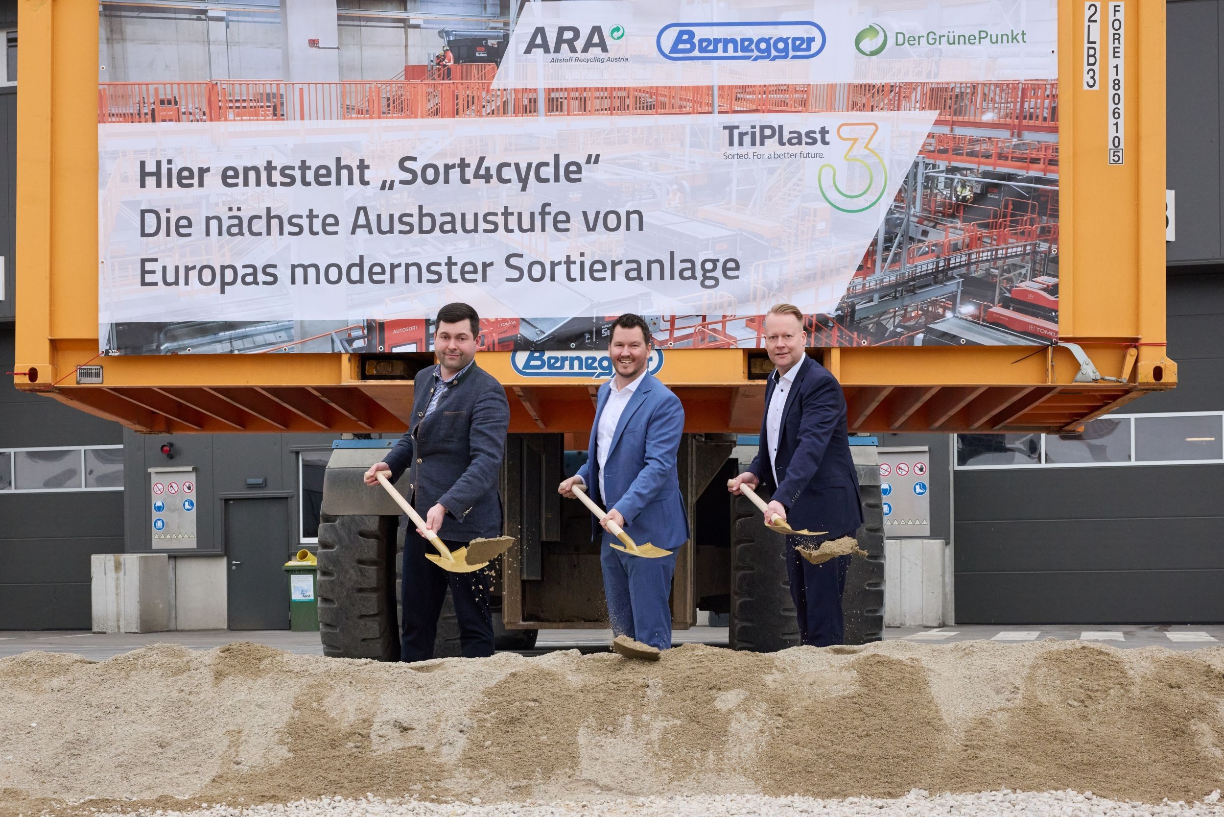 V.l.n.r.: Jürgen Secklehner (Geschäftäftsführer ARAplus), Kurt Bernegger (Geschäftsleitung Bernegger GmbH) und Denis Völler (Geschäftsführer Der Grüne Punkt) beim Spatenstich für Sort4cycle. Copyright: TriPlast