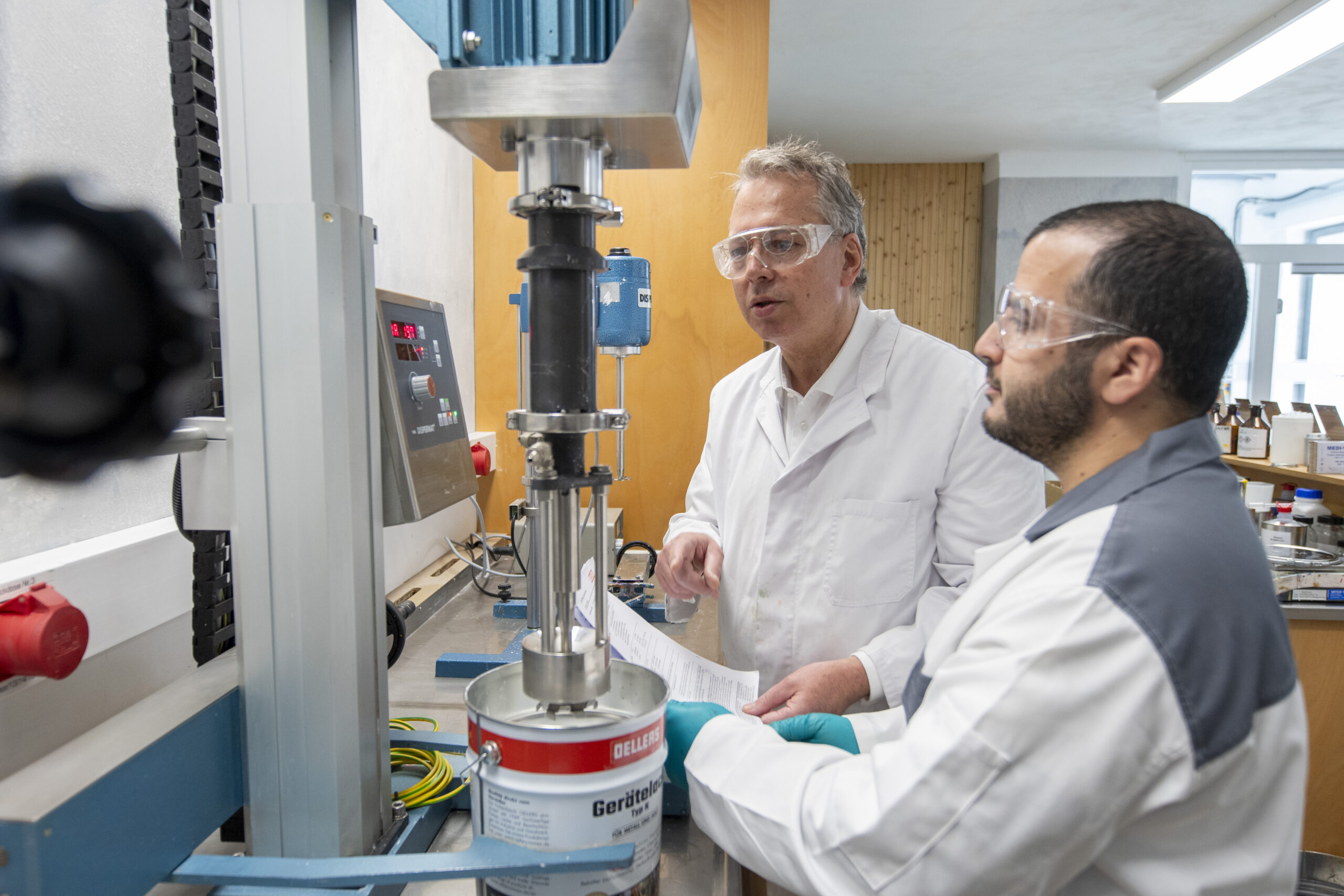 Paul Oellers, Geschäftsführer der Farbenfabrik Oellers und Hassan El Boujddaini, Forschung & Entwicklung bei der Farbenfabrik Oellers, erproben welche Modifikation der Phytinsäure die besten Ergebnisse erzielt. Copyright: Oellers