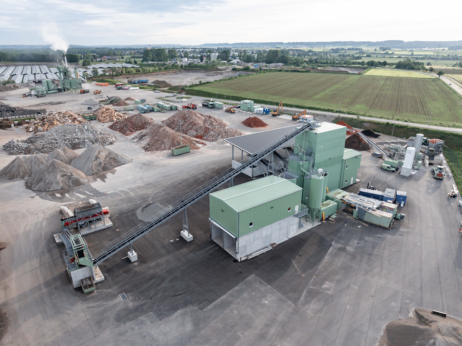 Die Mineralikwaschanlage am Kreislaufstandort in Memmingen entfernt Schadstoffe bei großen Mengen belasteter Böden. Die gewaschenen Gesteinskörnungen können anschließend als Zuschlagstoffe für Recycling-Beton oder die Asphaltproduktion wiederverwendet werden. Unter bestimmten Bedingungen lassen sich dort auch PFAS-belastete Böden aufbereiten. Copyright: Geiger Gruppe