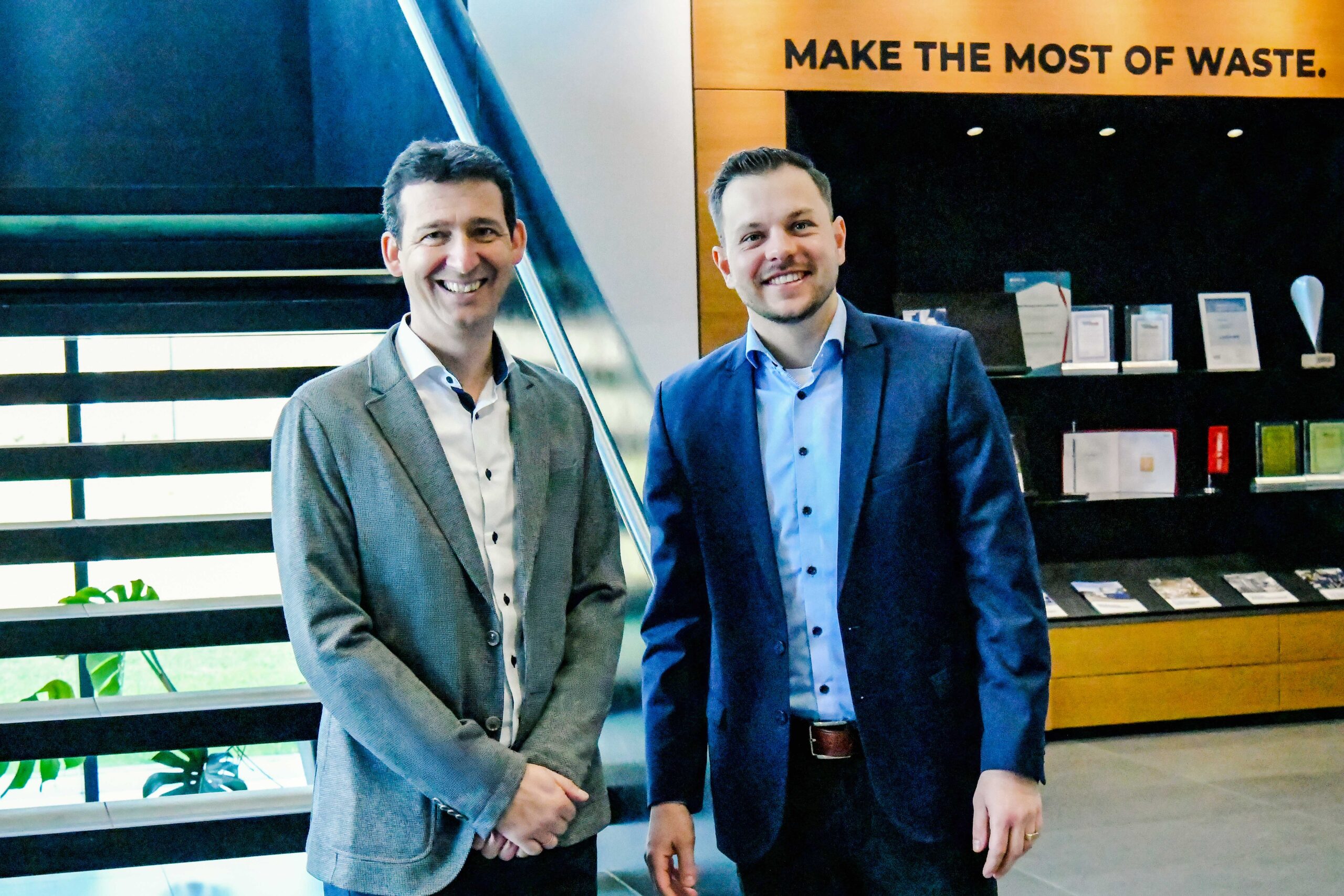 Marcel Willberg (rechts) und Georg Krenn (links) führen nun gemeinsam die Geschäfte der Lindner Washtech. Das Führungsduo vereint Krenns langjährige strategisch-operative Erfahrung und technische Expertise mit Willbergs globaler Vertriebsstärke. Copyright: Lindner Recyclingtech