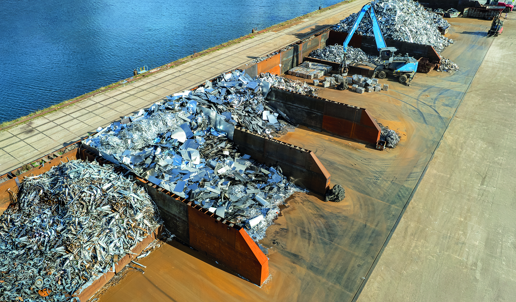Lagerboxen aus LÜRA-Stellwänden aus Stahl: Hier mit Abschlusswand im Zufahrtsbereich, für bessere Einsicht in die Boxen. Copyright: LÜRA