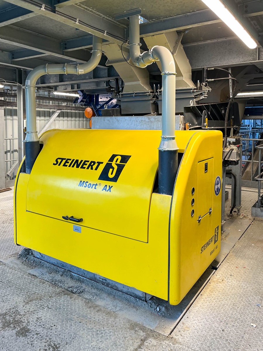 Die MSort AX kann jetzt neben Störstoffen wie KSP und Metall auch hitzebeständiges Glas und Kunststoff, in Kombination mit der Farbsortierung, in einem einzigen Arbeitsschritt, erkennen und aussortieren. Copyright: Steinert