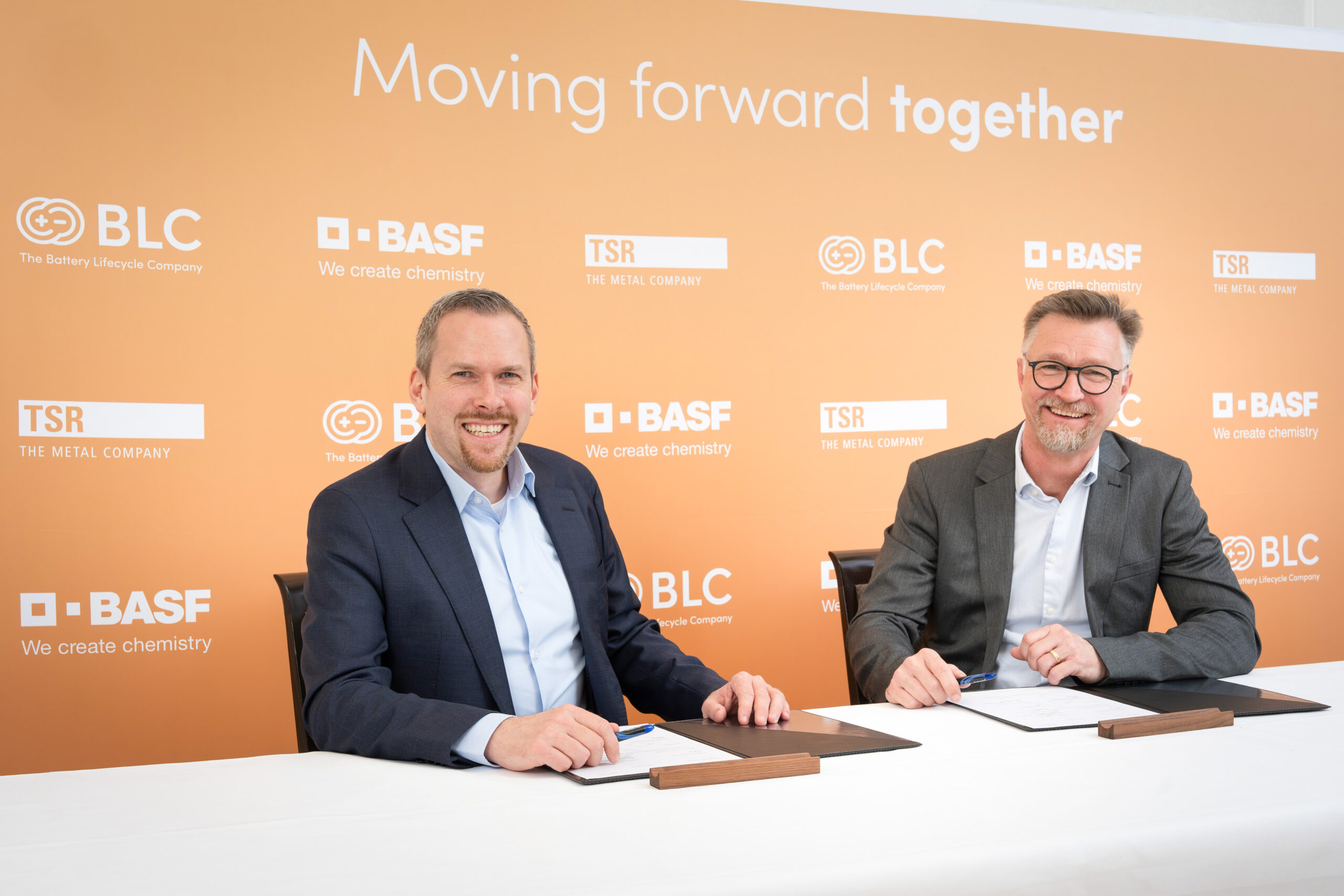 Daniel Schönfelder, Leiter des Unternehmensbereichs Battery Materials bei BASF, und Marc Affüpper, Geschäftsführer der TSR Group, unterzeichnen eine Vereinbarung zur Zusammenarbeit beim Recycling von Elektroautobatterien in Europa. Copyright: BASF