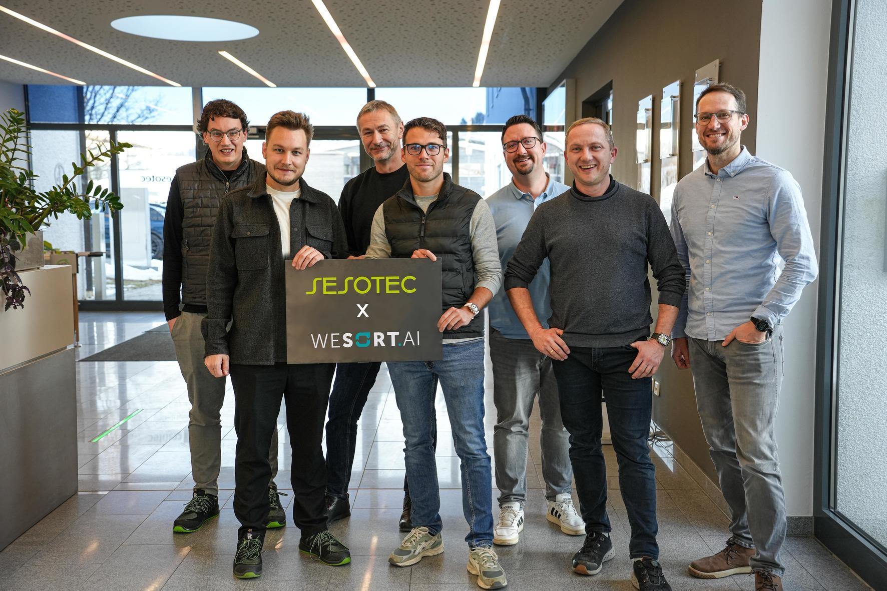Die Teams von Sesotec und WeSort.AI: (v.li.) Johannes Laier, Nathanael Laier (beide WeSort.AI-Gründer), Hans Eder (Sesotec Head of Development & Innovation), Andreas Hanus (Sesotec Head of Development AI), Daniel Hayn (WeSort.AI Head of Sales), Tobias Eder (Sesotec Head of Technology & Plastics), Jens Astfalk (Sesotec Head of Sales & Key Account Management Sorting Recycling). Copyrigh: Sesotec GmbH