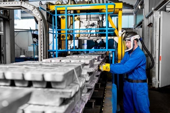 Recyceltes Blei wird zu Barren gegossen und für den Weitertransport verpackt. Copyright: Clarios