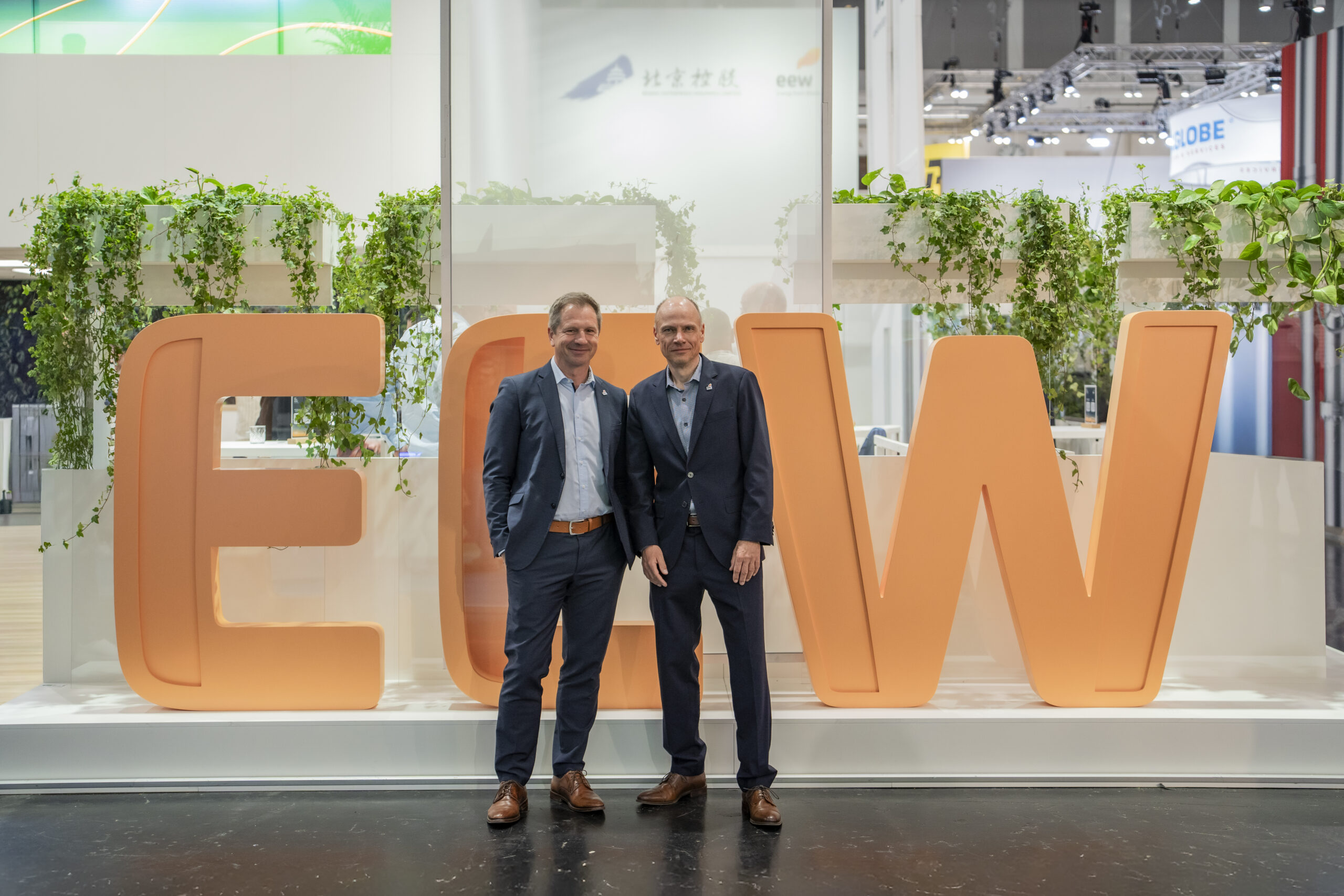 Andreas Dous, Leiter Vertrieb der EEW-Gruppe und Geschäftsführer von EEW Italia, mit Oliver Karg, Teamleiter Vertrieb International. Copyright: EEW 2026