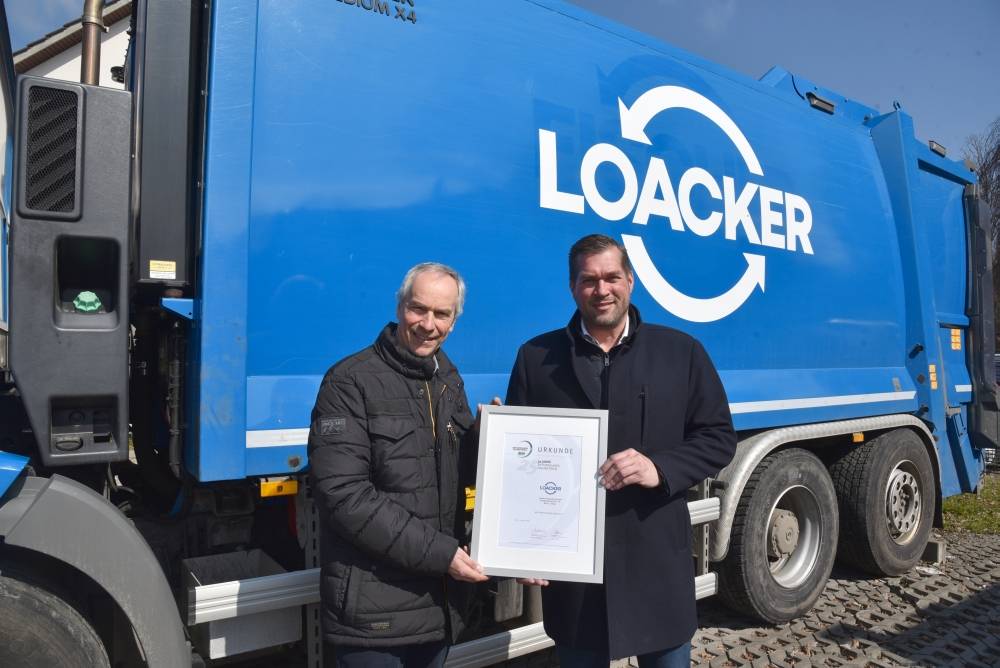 bvse-Geschäftsführer Jörg Lacher (links) übergibt Martin Pranke, Geschäftsführer von Loacker Recycling, die Ehrenurkunde (Quelle: bvse)
