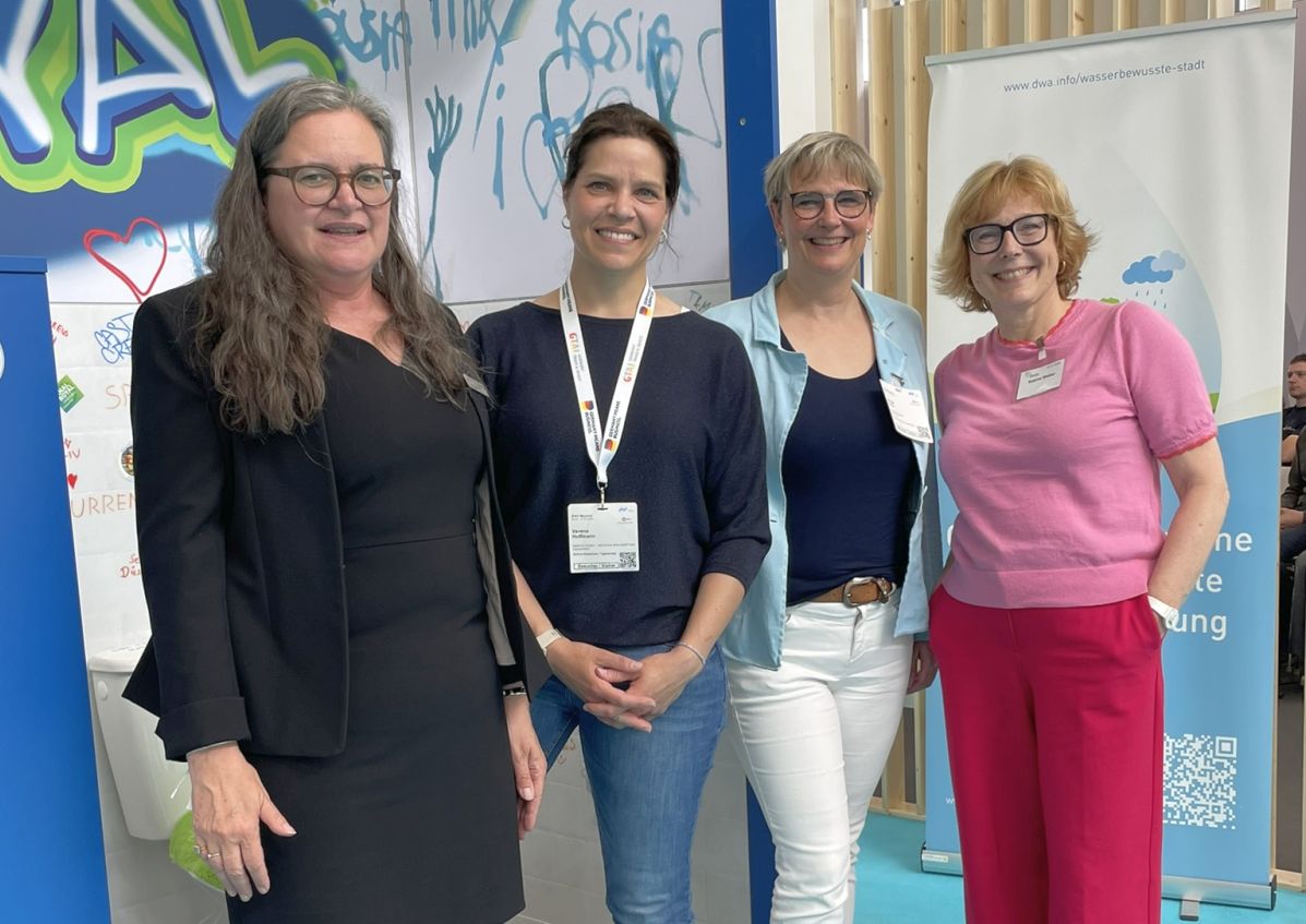 Von links: Hélène Opitz (DWA, betreuende Fachreferentin), Verena Hoffmann, Margit Heinz (stellvertretende Vorsitzende des DWA-Fachausschusses) und Sabine Weber. (Quelle: bvse)