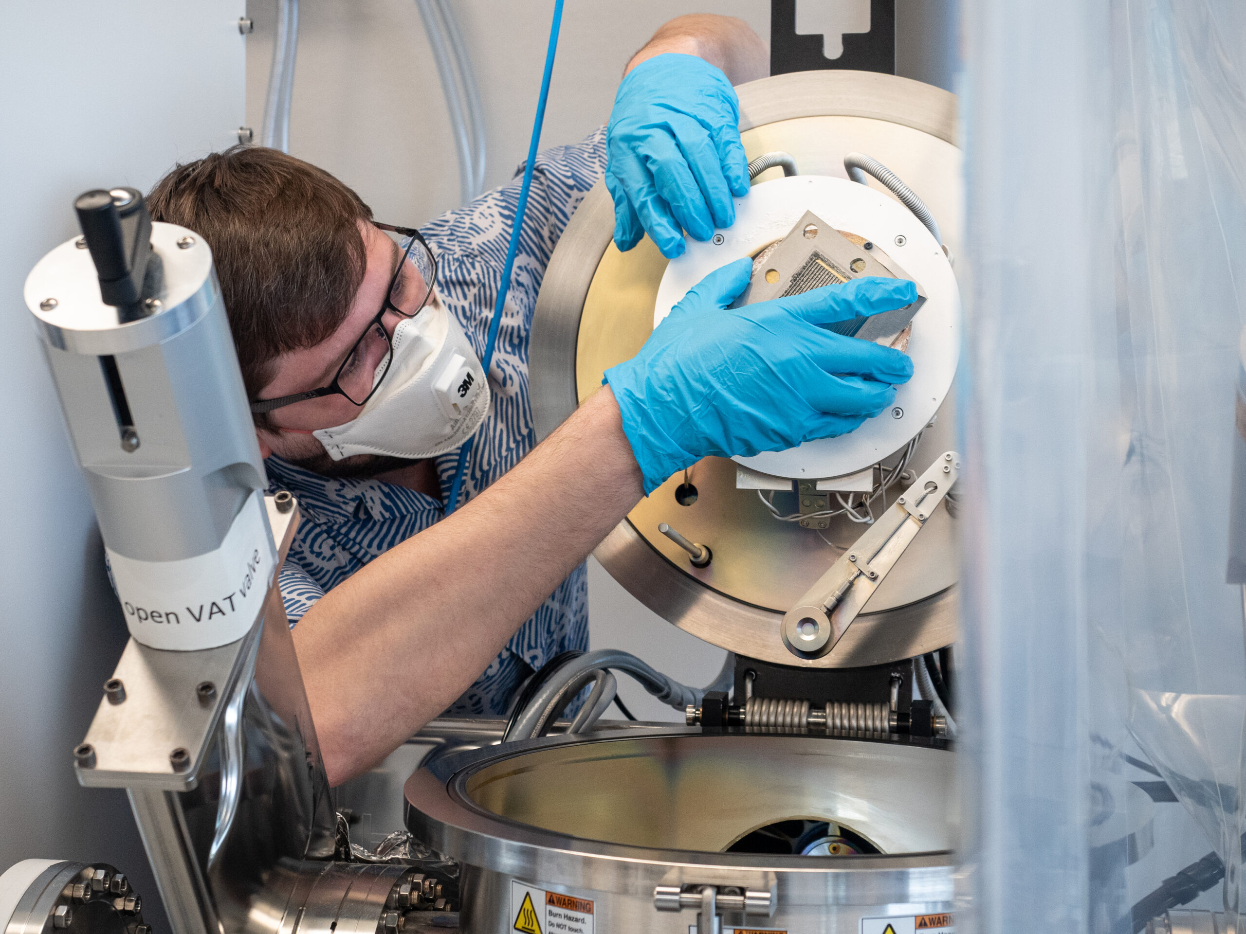 Empa-Forscher Konstantin Egorov beschichtet Edelstahlkomponenten mit korrosionsbeständigem Titanoxid, um die Herstellung von grünem Wasserstoff wirtschaftlicher zu machen. Copyright: Empa
