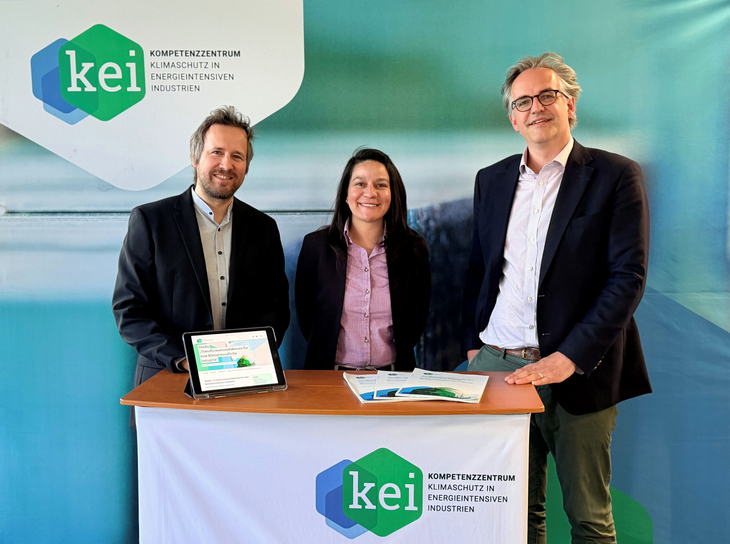 v.r.n.l.: KEI-Leiter Jakob Flechtner präsentiert zusammen mit Referentin Monica Villanueva und Fachgebietsleiter Dr. Kai Winkelmann die neue Studie „Transformationsfaktoren für eine klimafreundliche Industrie“. Copyright: KEI