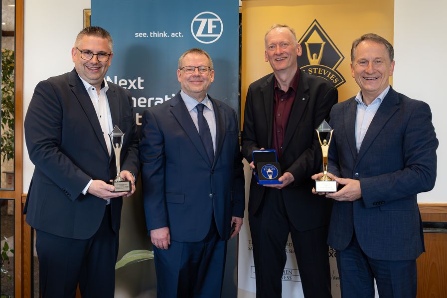 Thorsten Krug (Technischer Leiter ZF Bielefeld), Marc-Oliver Link (Repräsentant der internationalen Stevie Awards), Gerd Bobermin (ZF Nachhaltigkeits-Team ZF Bielefeld) und Jörg Witthöft (Standortleiter ZF Bielefeld) bei der Preisübergabe. Copyright: German Stevie Awards/Marc-Oliver Link