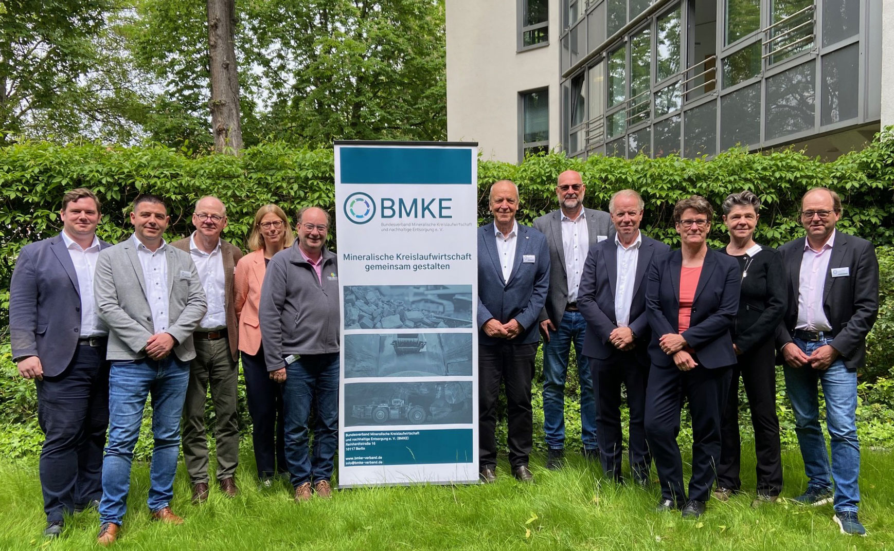 v. l.: Maximilian Meyer (BMKE e. V.), Alexander Slickers (Slickers GmbH), Berthold Heuser (REMEX GmbH), Rebecca Winkler (AVEA GmbH & Co. KG), Jörn Richter (Heidemann Recycling GmbH), Dieter Kersting (Blue Phoenix Deutschland GmbH), Torsten Zuber (REKS GmbH & Co. KG), Michael Stoll (REMEX GmbH), Sandra Giern (BMKE e. V.), Christa Szenkler (bmk Steinbruchbetriebe GmbH & Co. KG), Dr. Bernd Susset (ISTE e.V.). Copyright: BMKE
