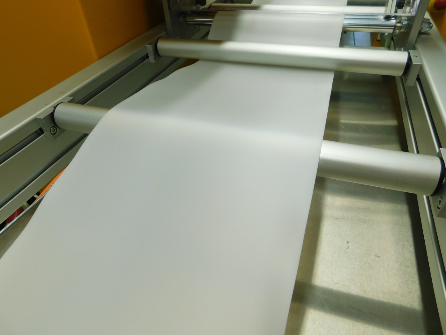 Flachfolienextrusion eines biobasierten Blends aus PBSA/PLA im Verarbeitungstechnikum Schwarzheide am Fraunhofer IAP. Copyright:  Fraunhofer IAP