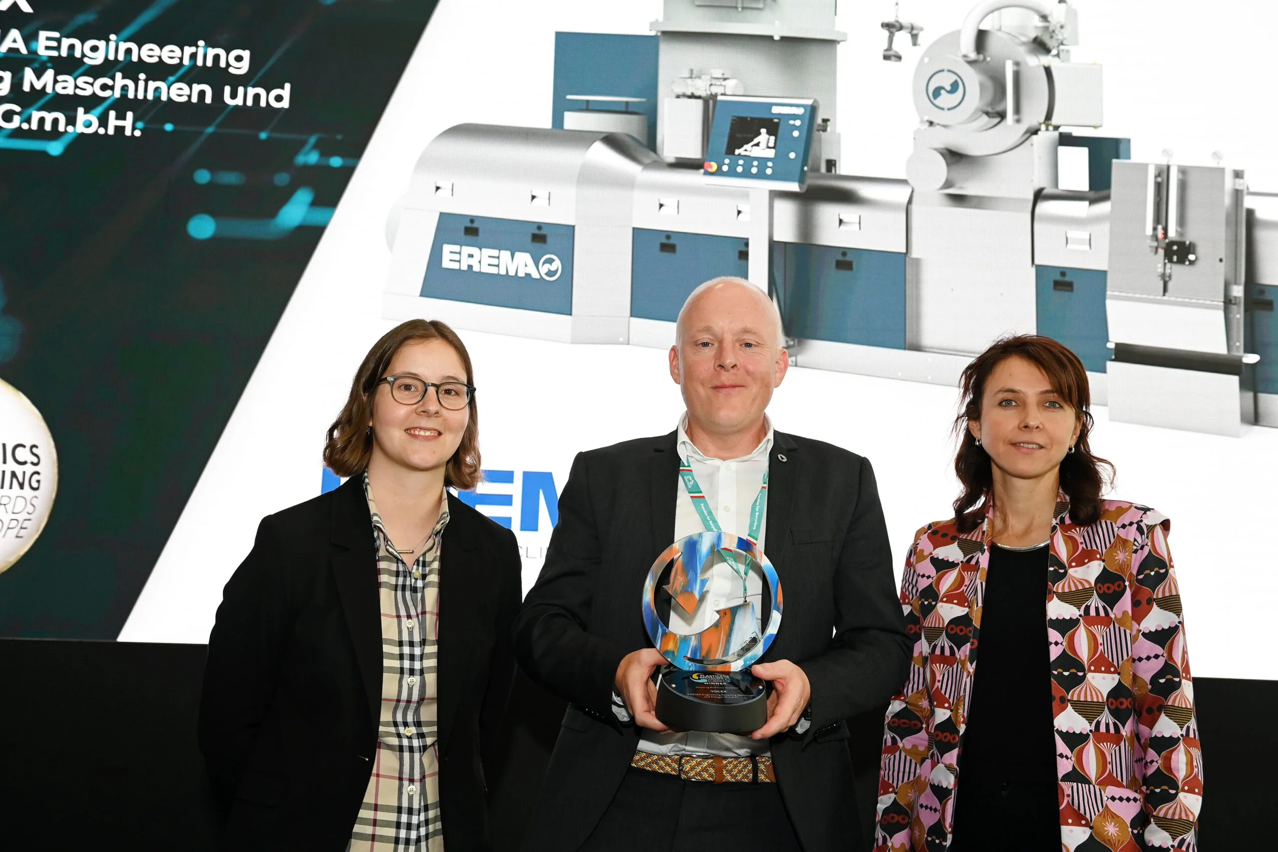 Preisverleihung auf der Plastics Recycling Show Europe 2026 in Amsterdam: Clemens Kitzberger (Mitte), Business Development Manager Post‑Consumer bei der Erema Gruppe, nahm den Plastics Recycling Award Europe 2026 für die Volex-Technologie entgegen. Links im Bild: Beatriz Santos (Crain Communications), rechts im Bild: Emilia Tarlowska (Plastics Recyclers Europe). Copyright: PRAE