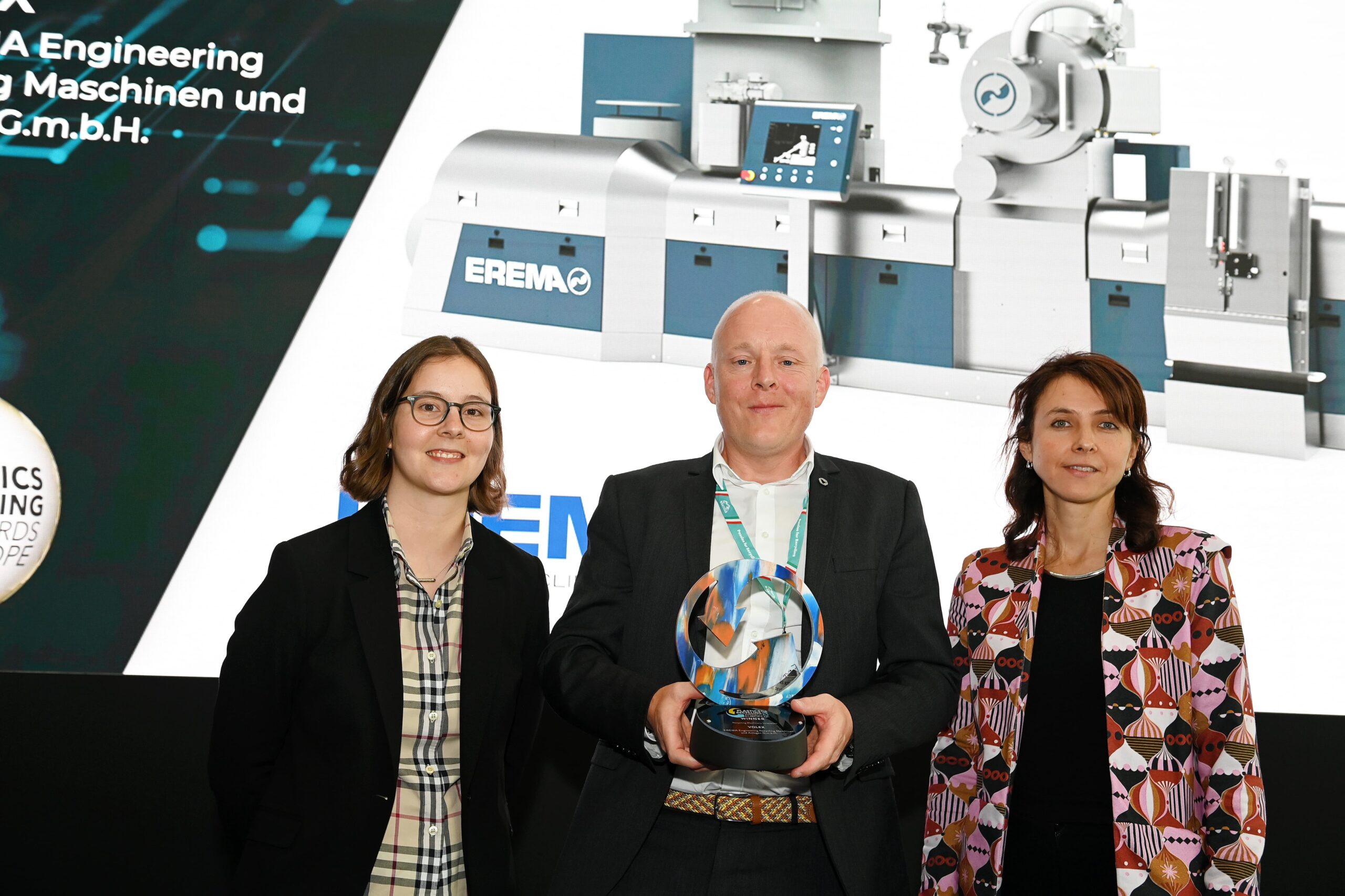 Award ceremony at the Plastics Recycling Show Europe 2026 in Amsterdam: Clemens Kitzberger (centre), Business Development Manager Post Consumer at the Erema Group, accepted the Plastics Recycling Award Europe 2026 for the VOLEX technology. Left: Beatriz Santos (Crain Communications). Right: Emilia Tarlowska (Plastics Recyclers Europe). Copyright: PRAE