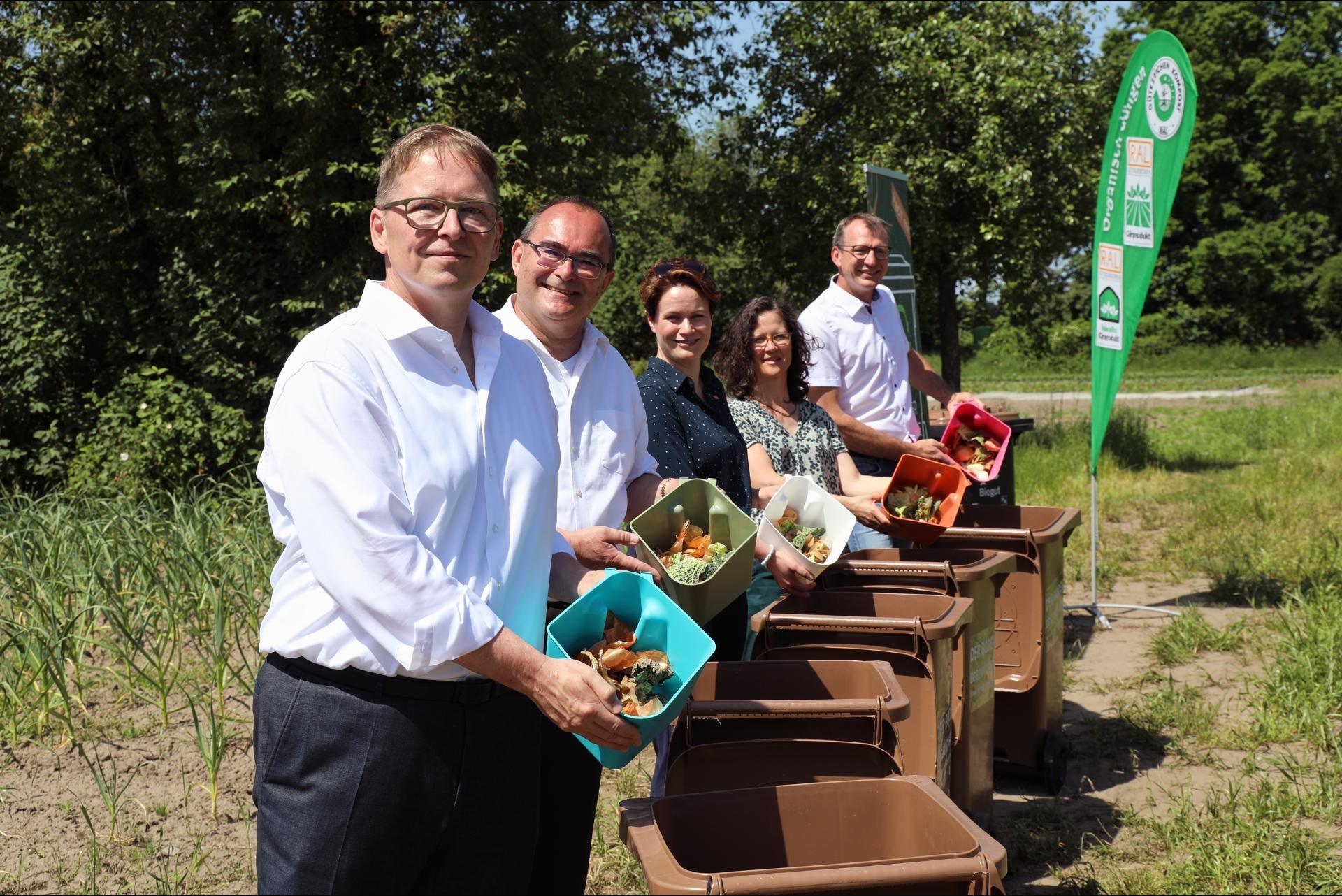 Von links: Jörg-Andreas Krüger, (Nabu), Uwe Feige (VKU),
Frauke Bank (BSR), Antje von Broock (BMUKN), David Wilken (BGK) (Quelle: BGK/horbelt-film.de)
