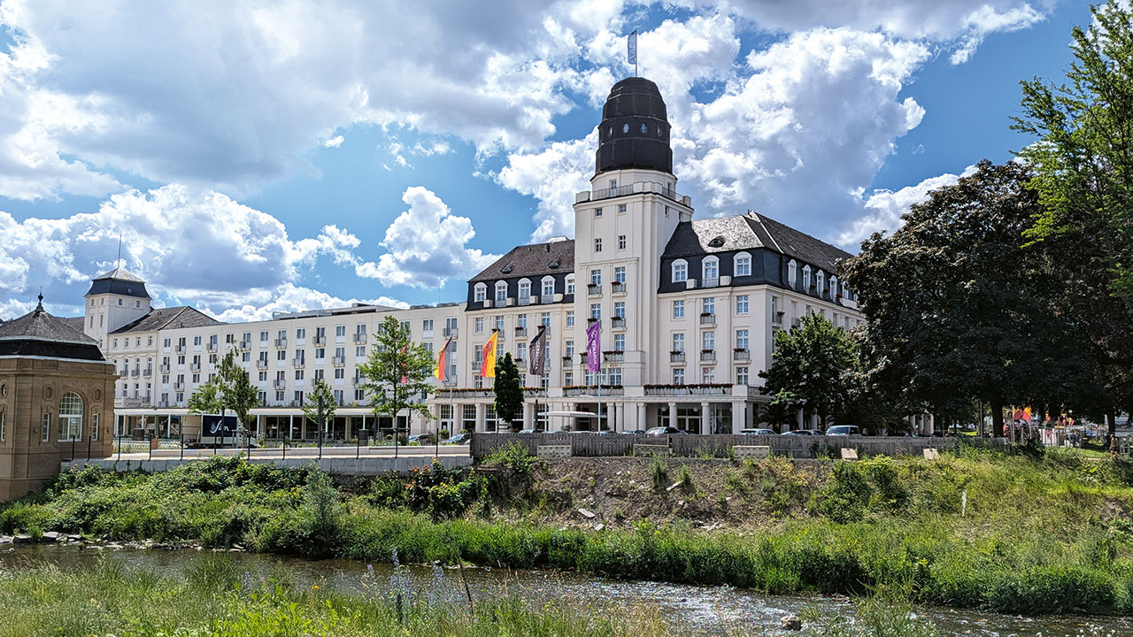 Hinter den Wolken scheint die Sonne: Zurück in Bad Neuenahr wünschen sich die Plastikrecycler Verlässlichkeit und steigende Vermarktungschancen für ihre Produkte.