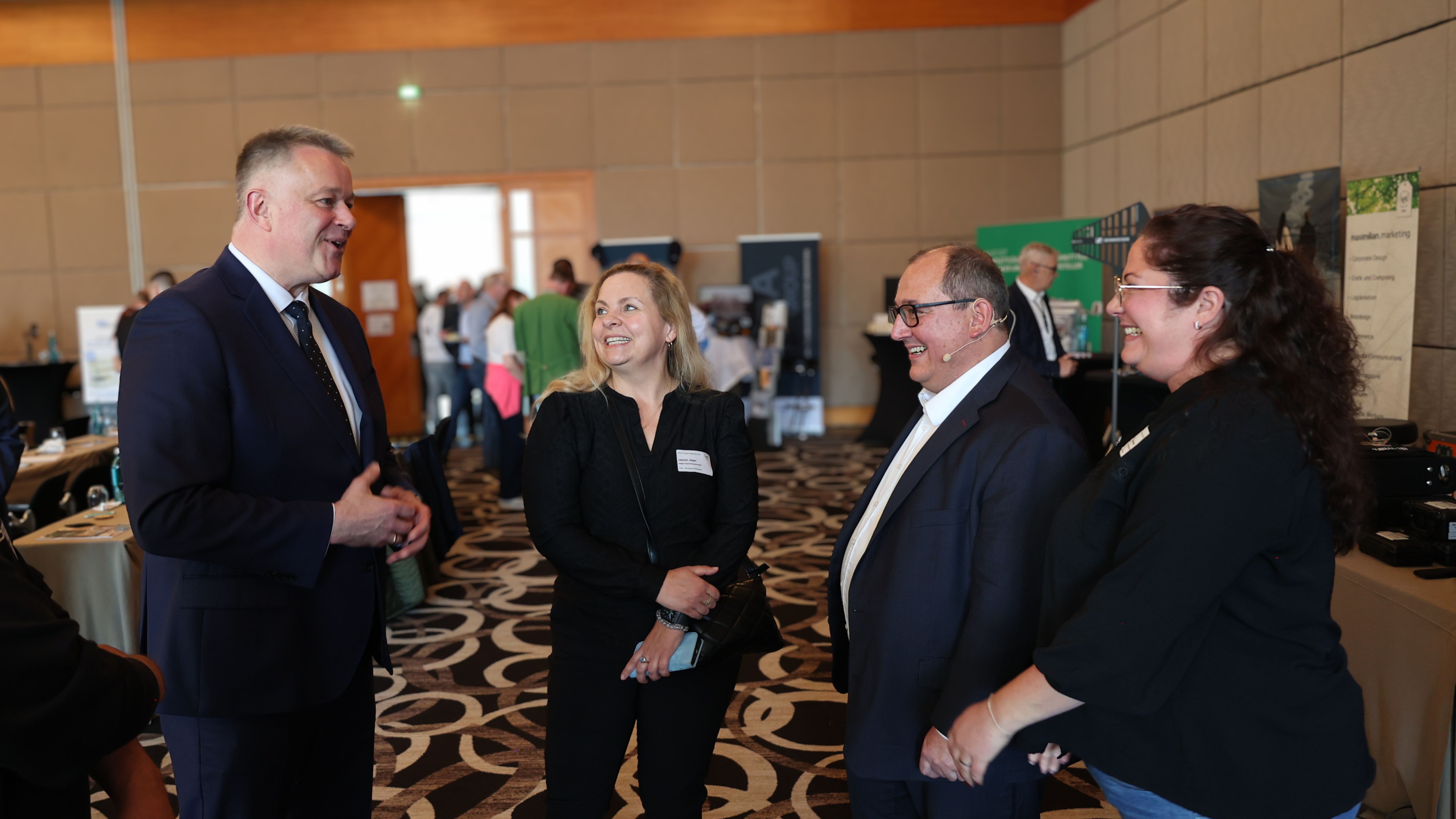 
Gordon Schnieder (l.), designierter Ministerpräsident von Rheinland-Pfalz tauschte sich mit den HPE-Migliedern aus.
