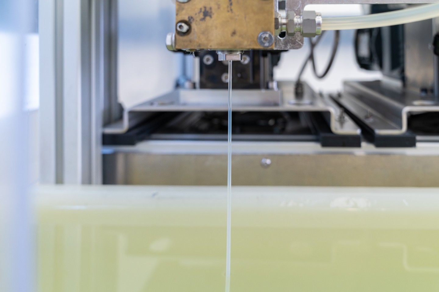 Am Fraunhofer IGB werden Membranadsorber mithilfe eines Naßspinnprozesses hergestellt.