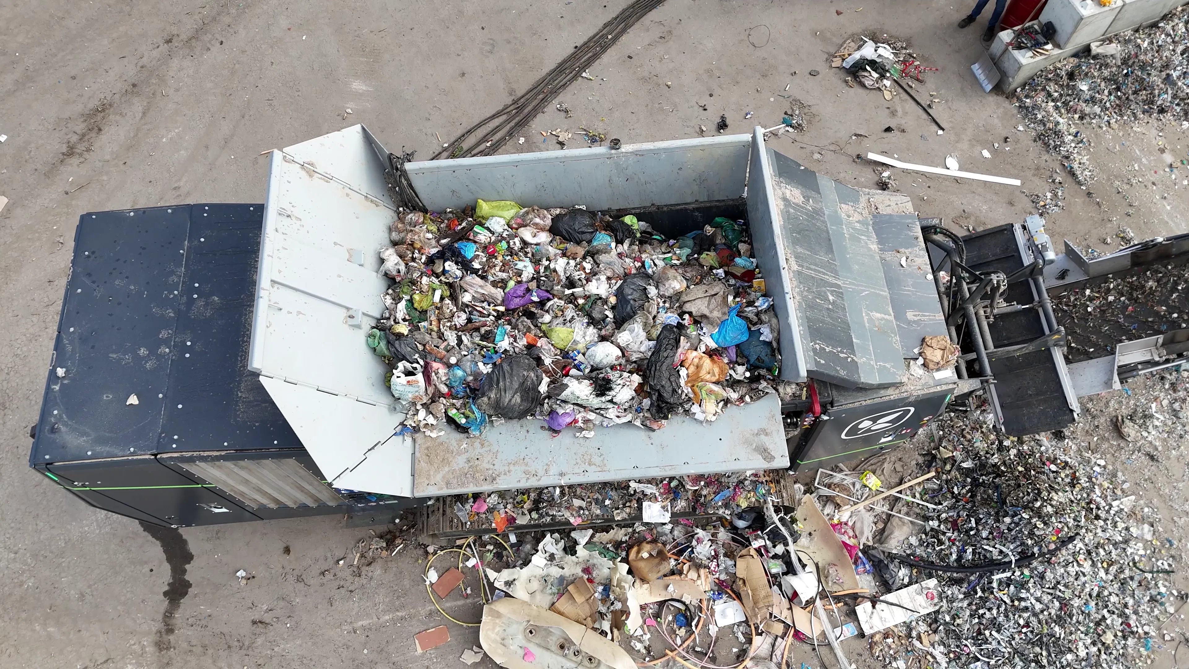 Equalizor shredding Residual waste - view into shredding compartment. © Komptech GmbH