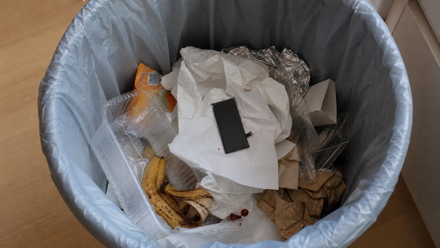 Lithium-Ionen-Akku im Hausmüll: Falsch entsorgte Batterien gehen dem Recycling verloren und können Brände verursachen. (Quelle: KI/Claude Sonnet)
