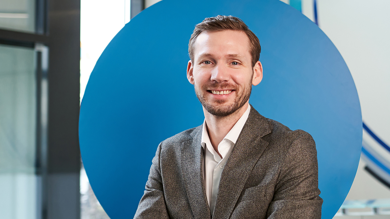Lars Enge ist seit 2025 Executive Vice President von Tomra Recycling. 