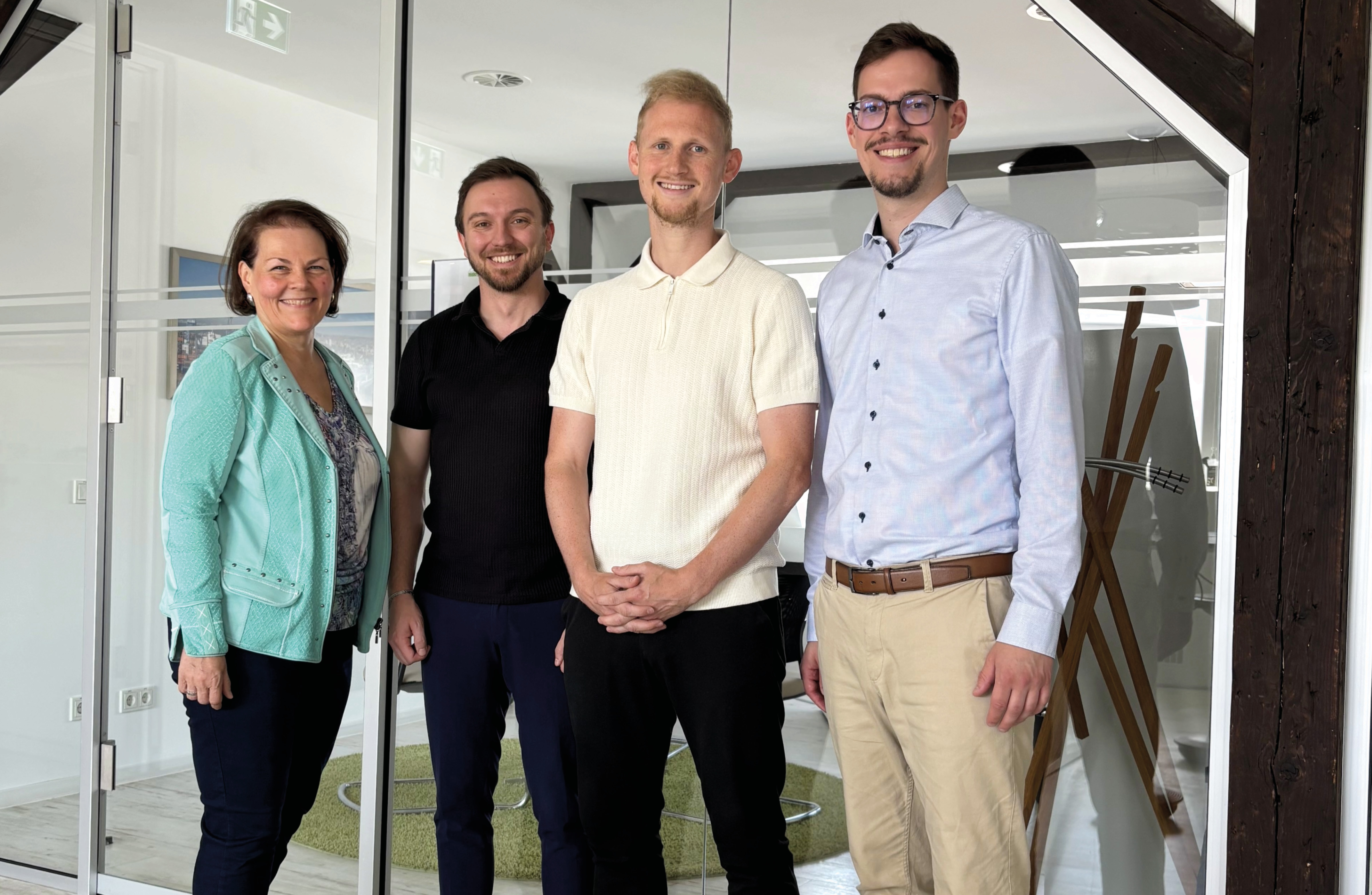 Ingrid Krieger (RIGK) und Alexander Geiß (Berlin Packaging | Rixius) gemeinsam mit Yannik Hünerbein und Lukas Schneider (beide RIGK) beim Kick-off des gemeinsamen Projekts in Wiesbaden