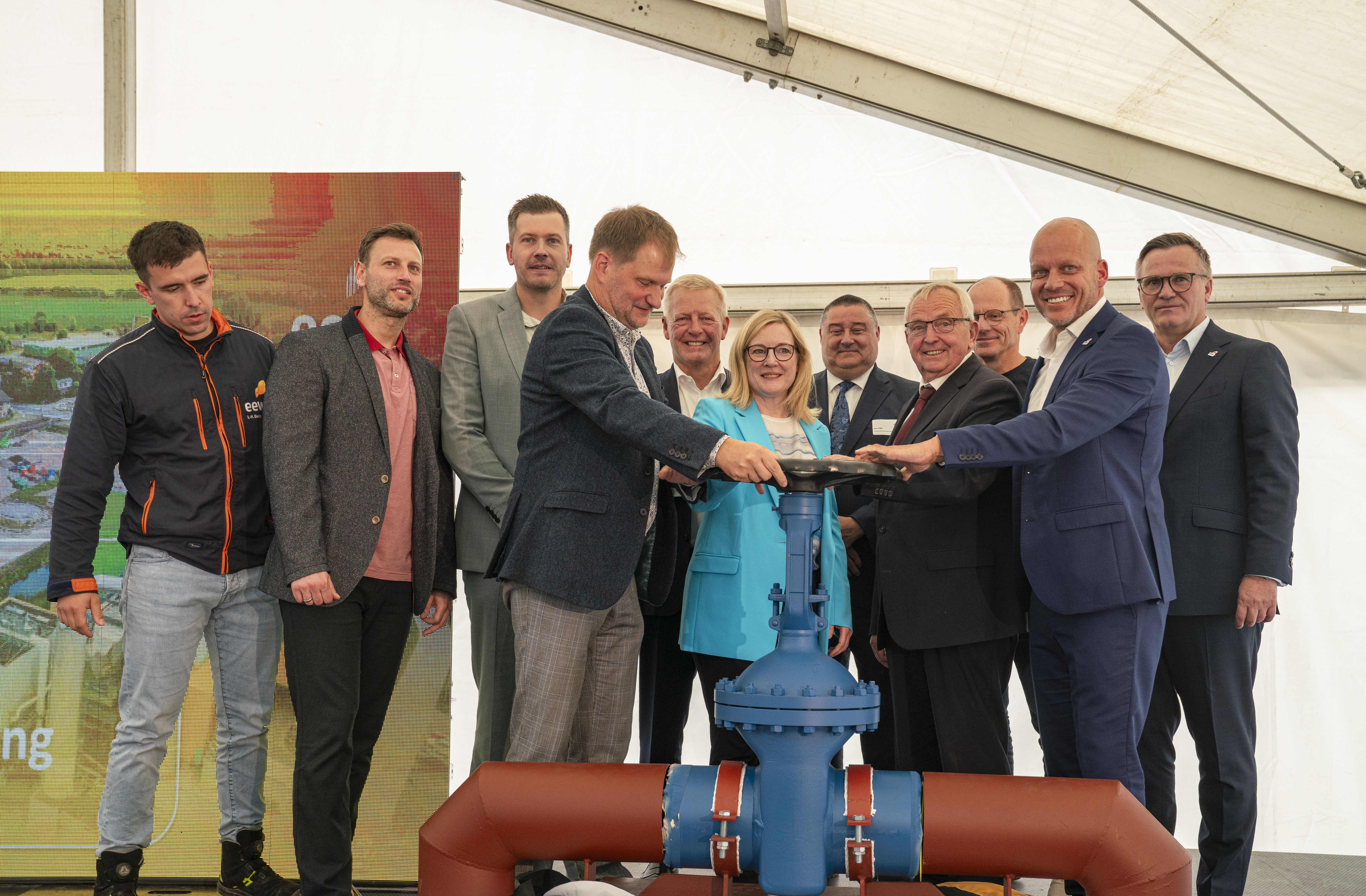 v.l.n.r.: Jan-Hendrik Evers, EEW-Projektleiter, Robert Voigt, Kaufmännischer Leiter WVS, Philip Dorau, EEW-Projektleiter, Steffen Oriwol, Geschäftsführer WVS, Bernard M. Kemper, EEW-Aufsichtsratsvorsitzender, Birgit Fröhlig, Technische Geschäftsführerin EEW Stavenhagen, Klaus Rißer, Stadtpräsident Stavenhagen, Dr. Till Backhaus, Umweltminister Mecklenburg-Vorpommern, Dietmar Häfke, Netzmeister WVS, Benjamin Scharfetter, Technischer Geschäftsführer EEW Stavenhagen, Stefan Schmidt, CFO EEW GmbH.