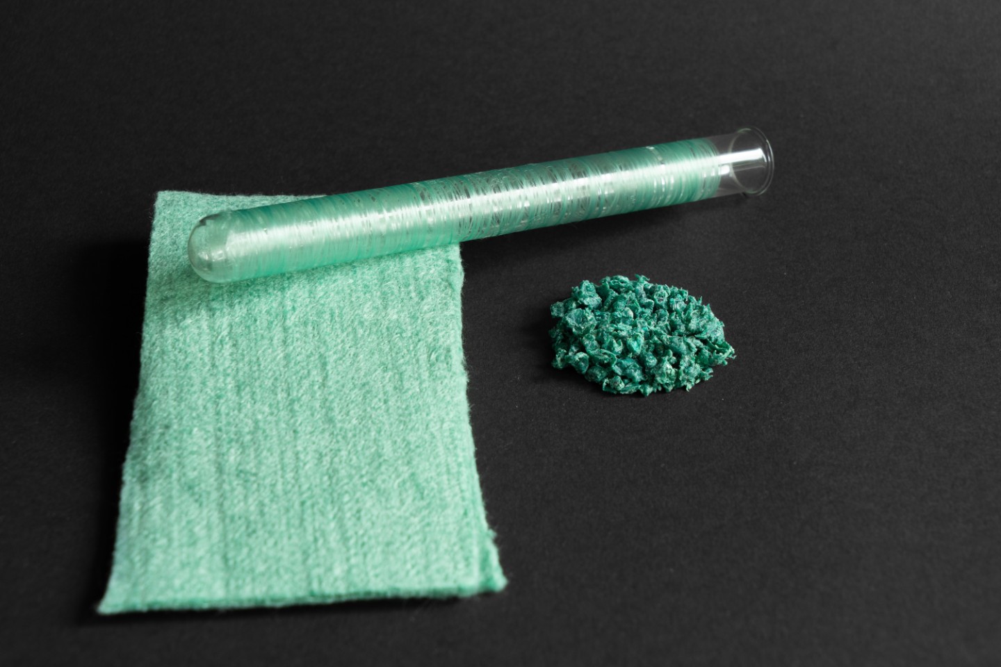 Vom Rezyklat zu Fasern und Vliesen: Upcycling von post-consumer Abfällen