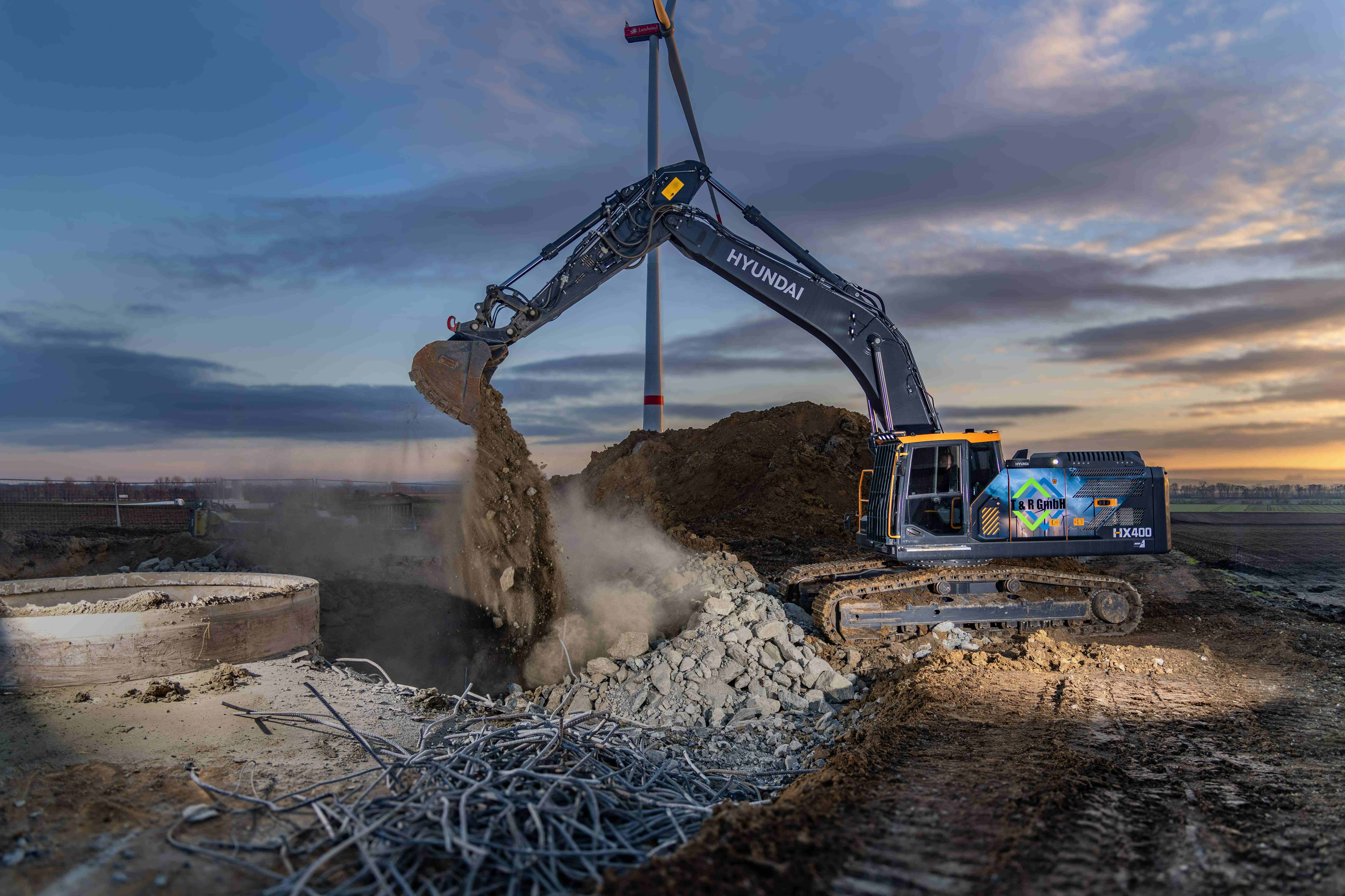 Der neue Hyundai HX400 von T&R bricht im Nordharz über mehrere Monate Windkraftanlagen ab.