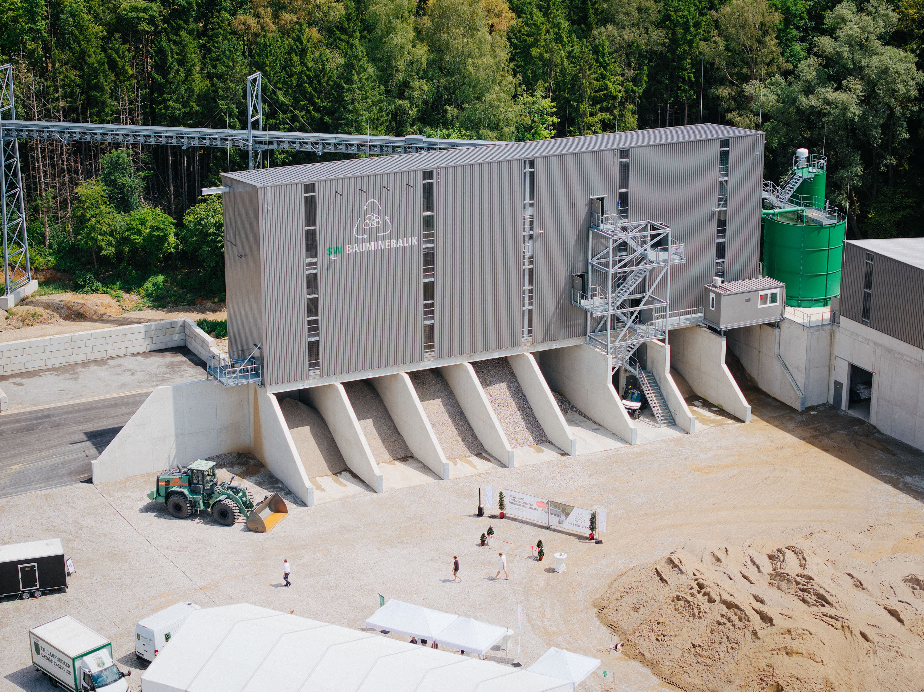 Die neue nassmechanische Aufbereitungsanlage von SW Bauminteralik in Achstetten verarbeitet jährlich bis zu 250.000 Tonnen mineralische Bauabfälle zu Sekundärrohstoffen. (Quelle: Theo Stumpp/Schwenk)